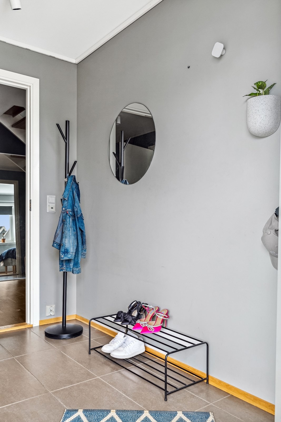 Gangen ved inngangspartiet er på ca. 4 kvm og har flislagt gulv med varmekabler. Galleribilde