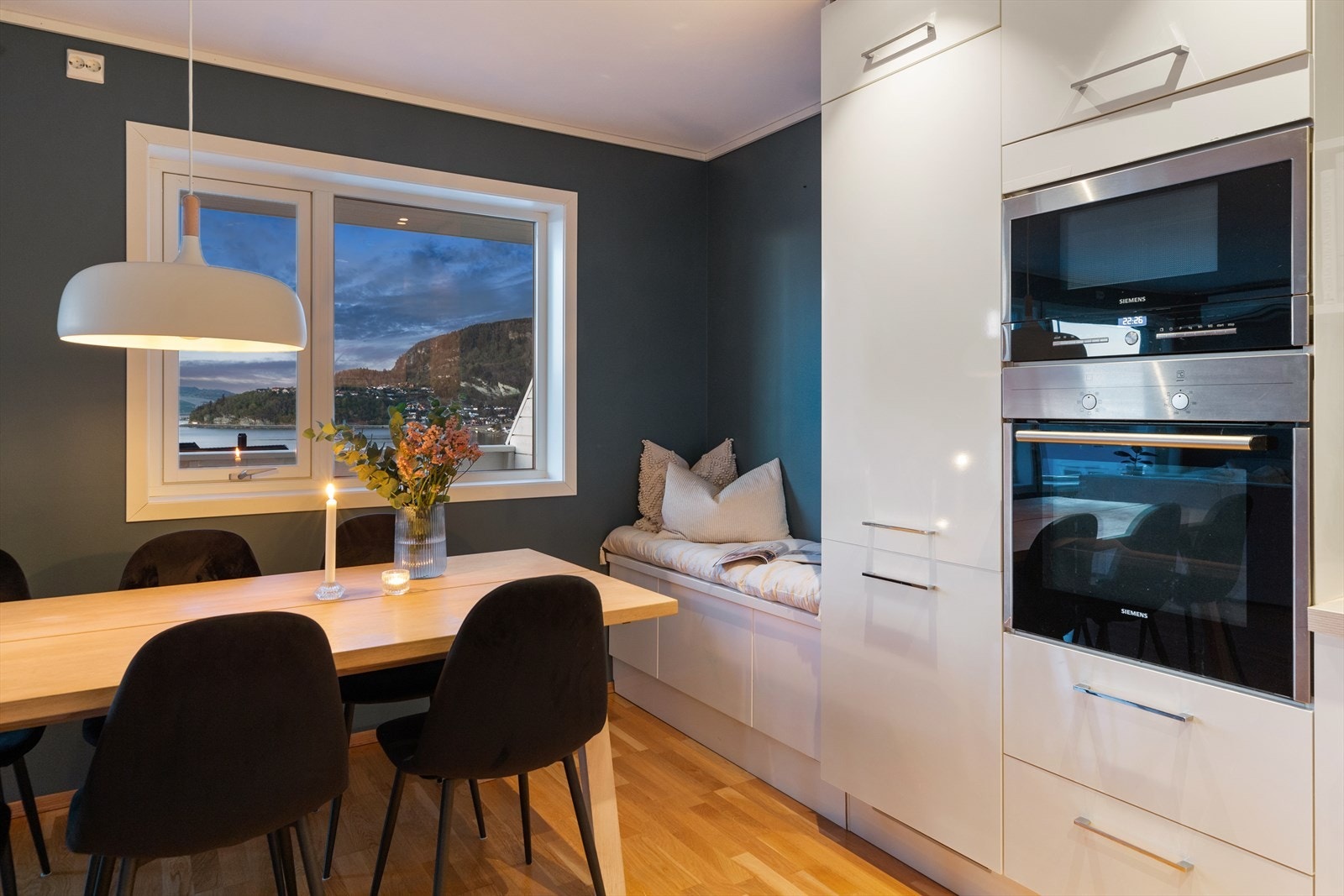 I enden av kjøkkeninnredningen er det en integrert sittebenk - et trivelig sted for en kaffekopp på morgenen. Galleribilde