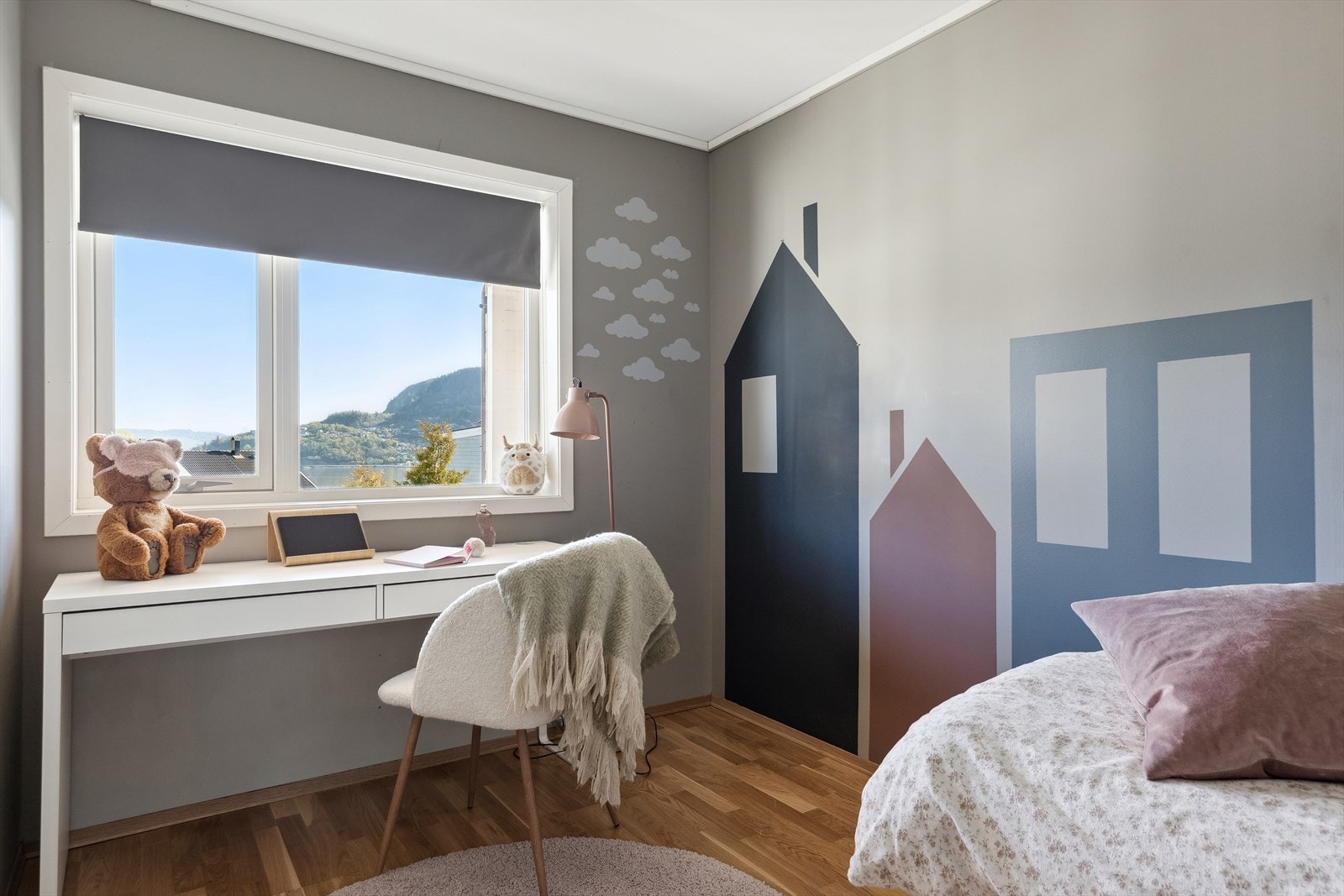 Boligen har en familievennlig beliggenhet med kort vei til både barnehage og skole. Galleribilde