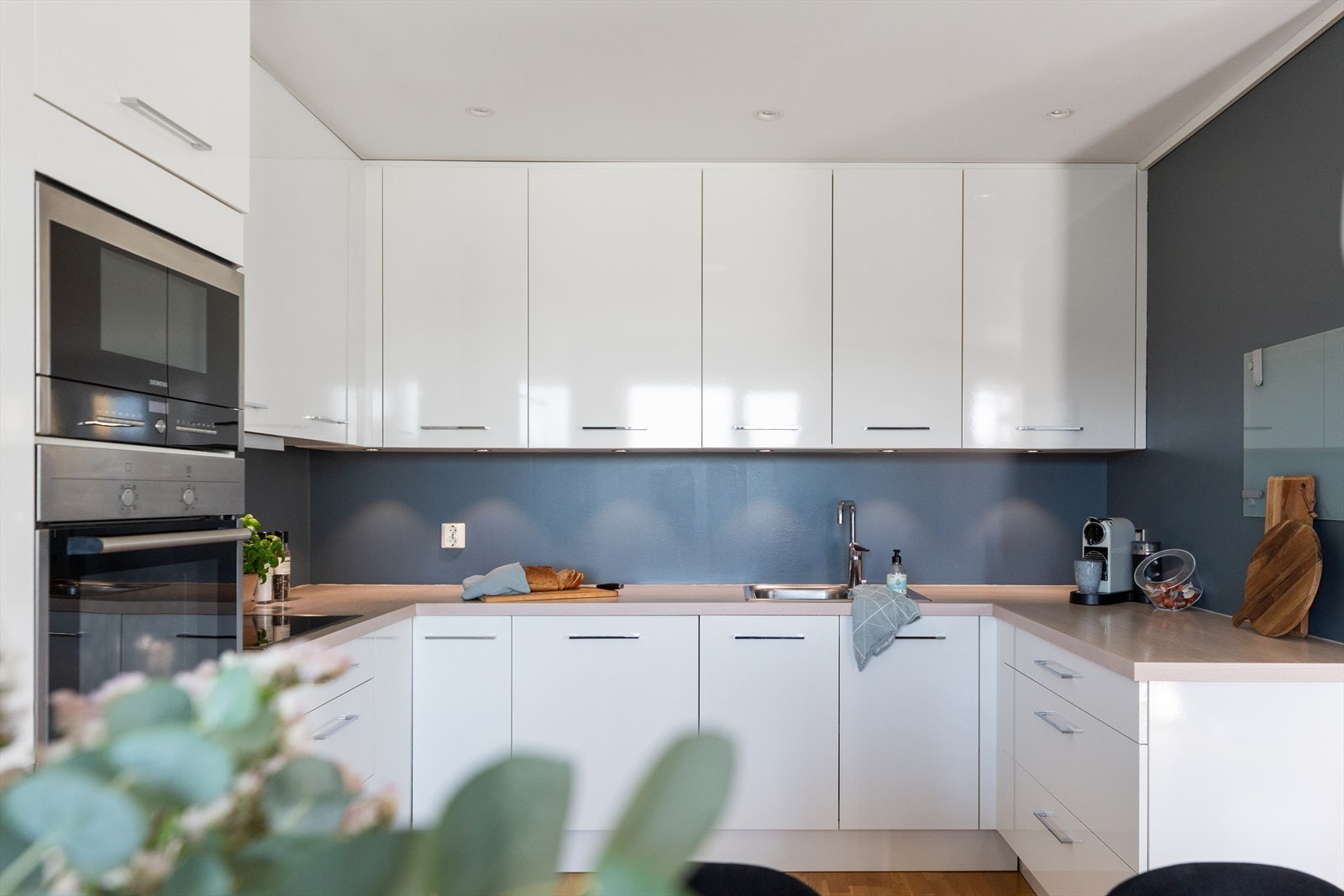 Innredningen er takhøy og byr på godt med oppbevaringsplass bak hvite, glatte fronter. Galleribilde