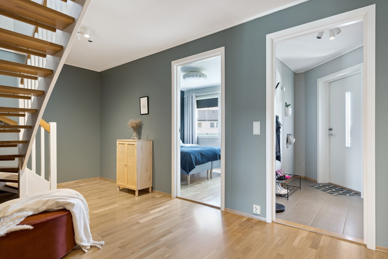 I første etasje er det inngang til en pen entré med flislagt gulv og videre adkomst til en romslig trappegang. Galleribilde