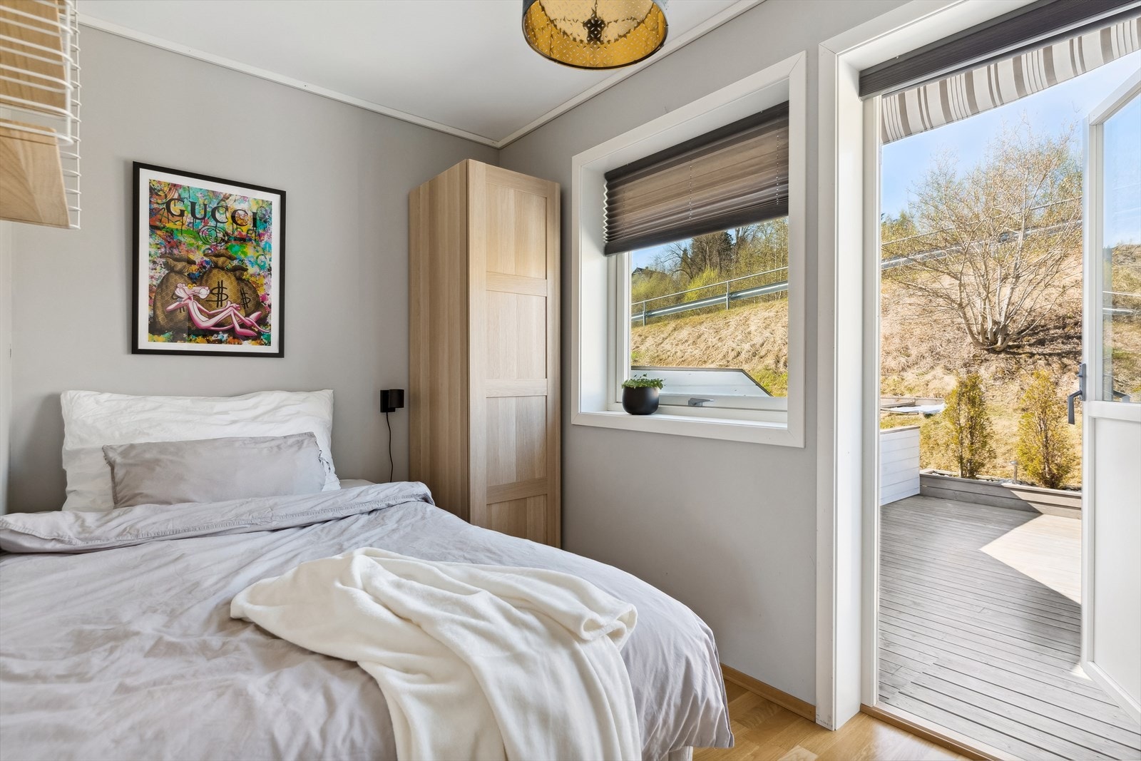 Boligen har tilsammen fire pene soverom, hvorav det minste soverommet i andre etasje har utgang til terrasse. Galleribilde