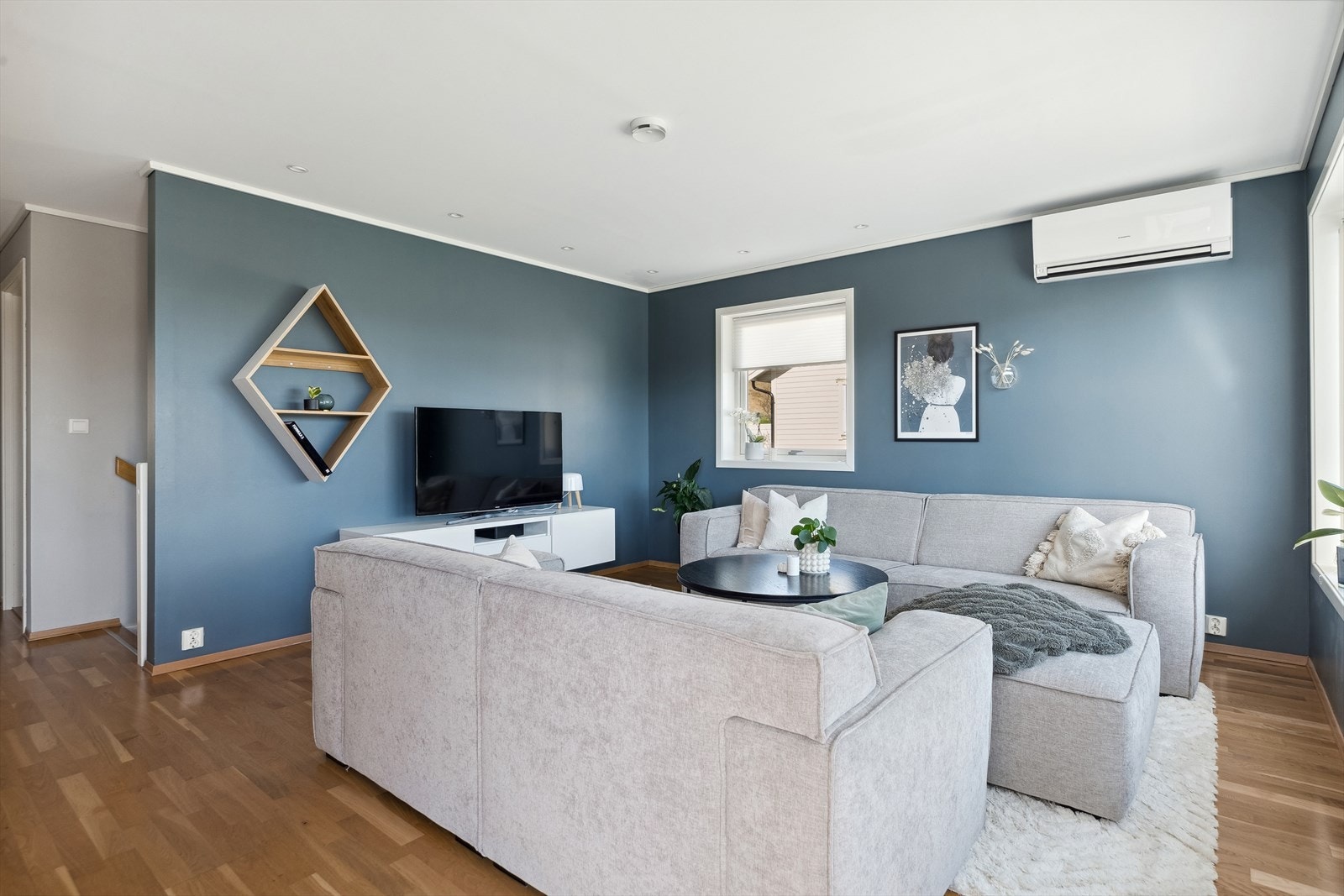 Boligen er elektrisk oppvarmet med en luft-til-luft varmepumpe i stuen. Galleribilde