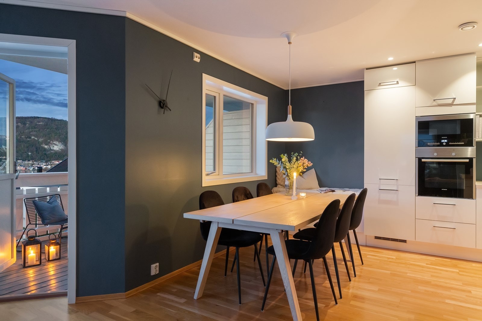 Med enkel adkomst til balkongen fra kjøkkenet er det lett å ta med frokosten ut på godværsdager. Galleribilde