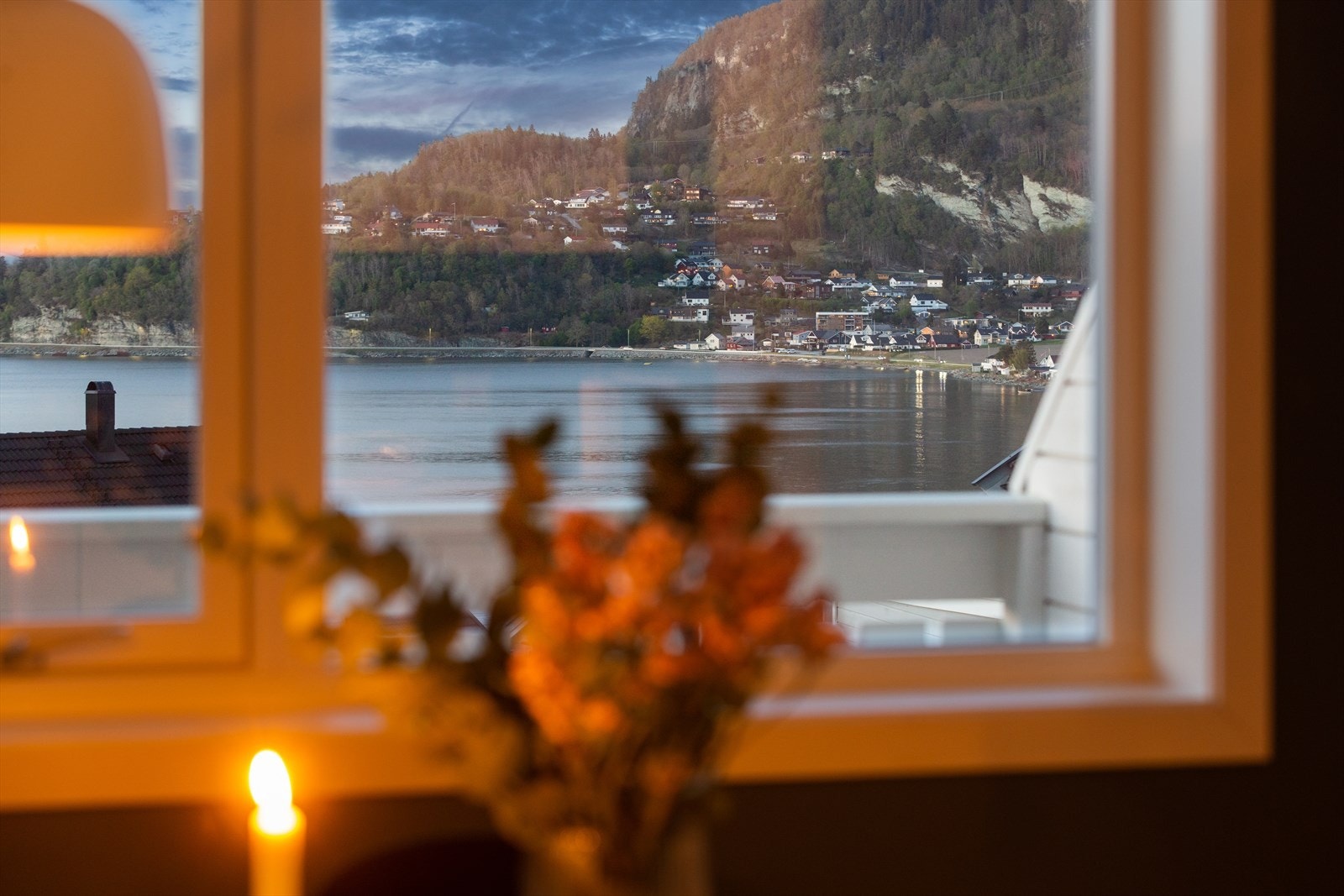 Her kan den flotte utsikten til fjord og fjell nytes under middagen. Galleribilde