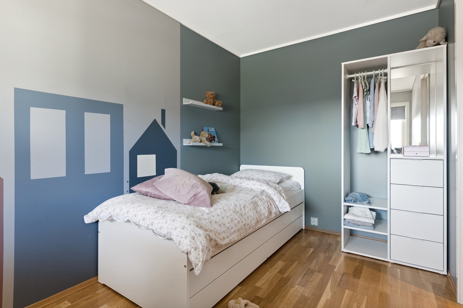 Boligen har flere garderobeløsninger og det er god lagringsplass i to boder. Galleribilde