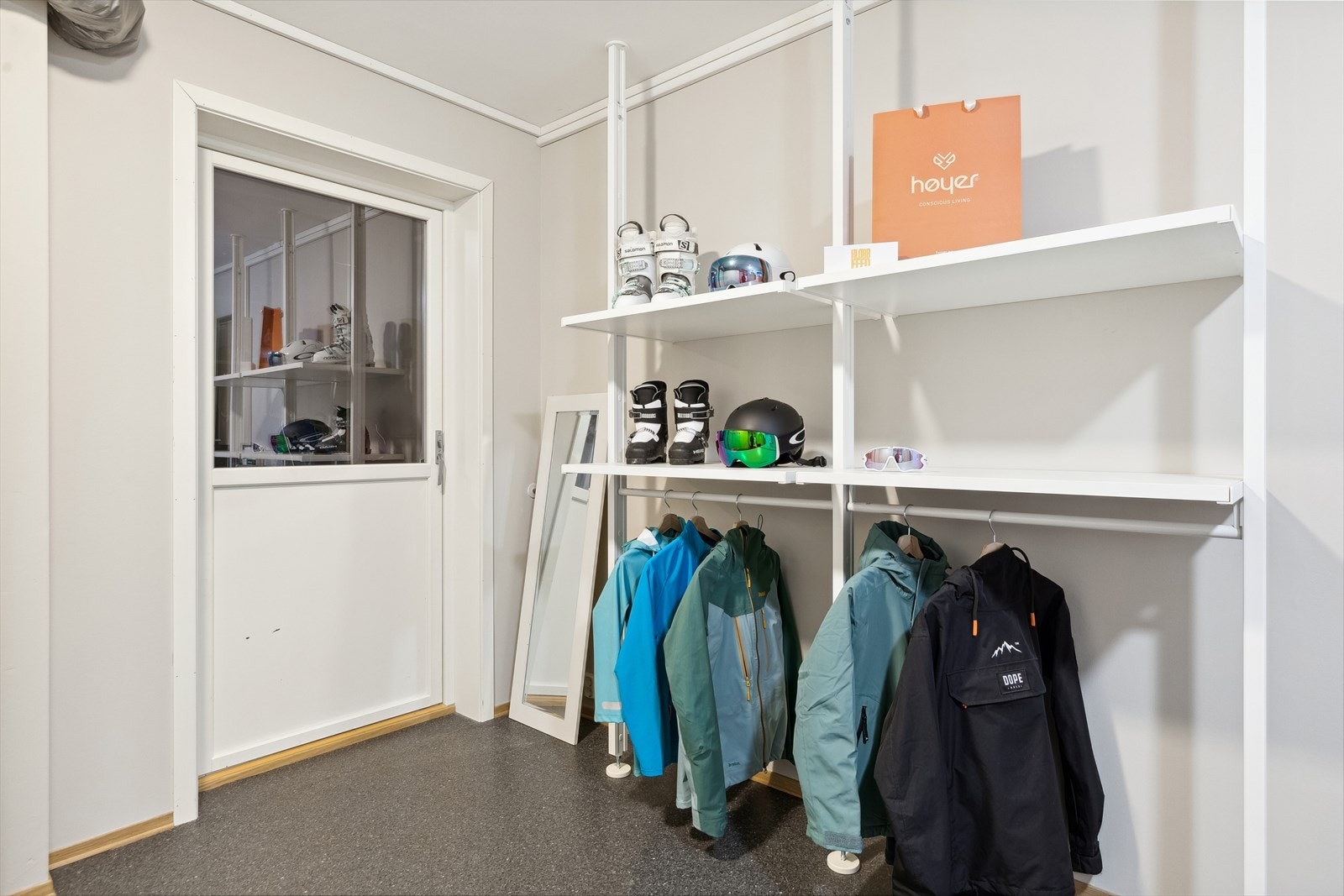 Boligen har rikelig med lagringsplass i to store boder på henholdsvis 12,5 og 15 kvm. Galleribilde