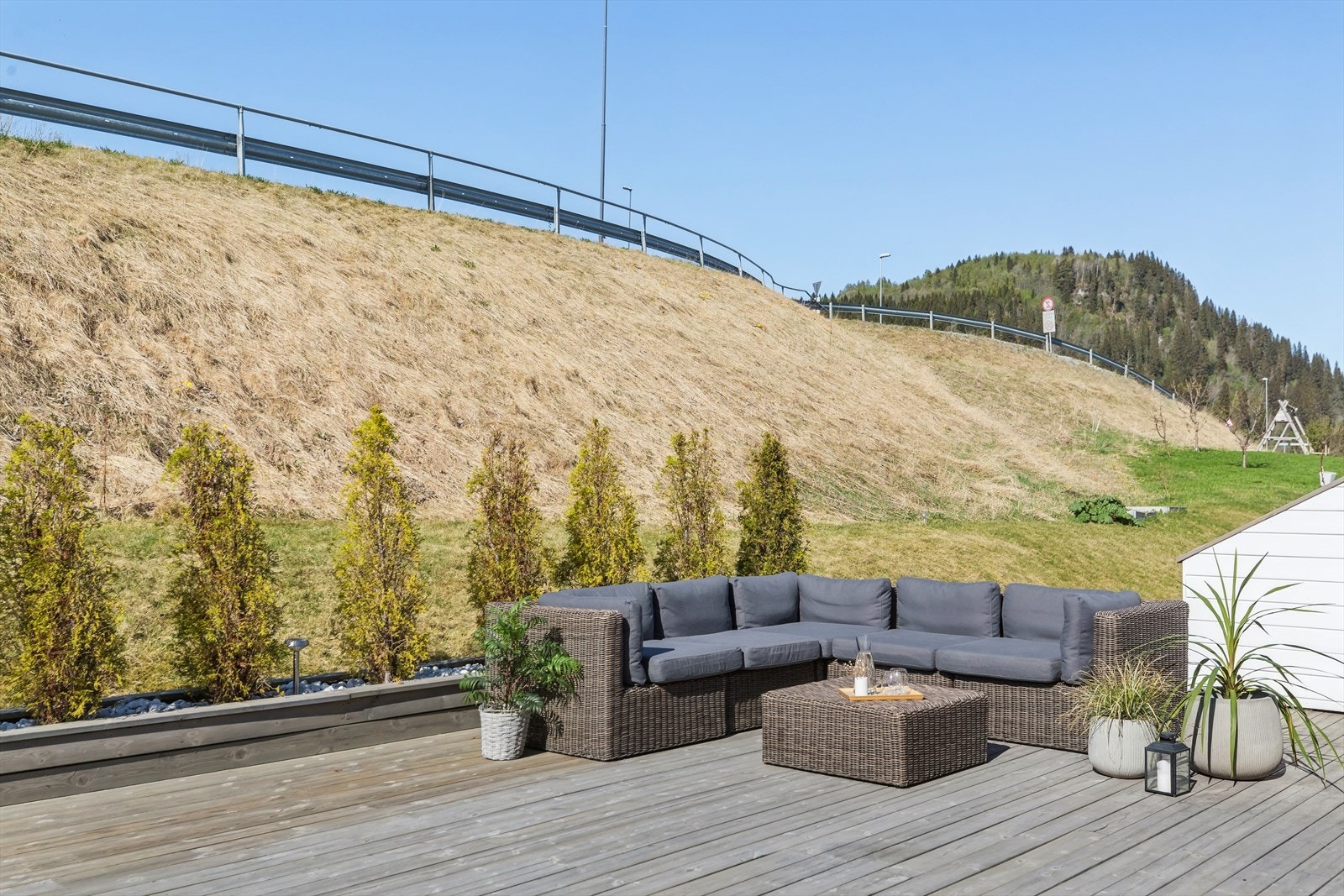 I bakkant av boligen ligger en solrik terrasse på 48 kvm. Galleribilde