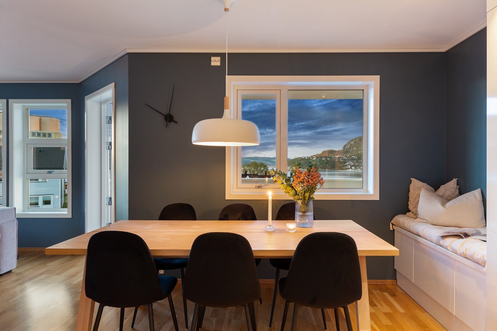 I andre etasje har boligen et pent stue- og kjøkkenrom med plass til et større spisebord. Galleribilde