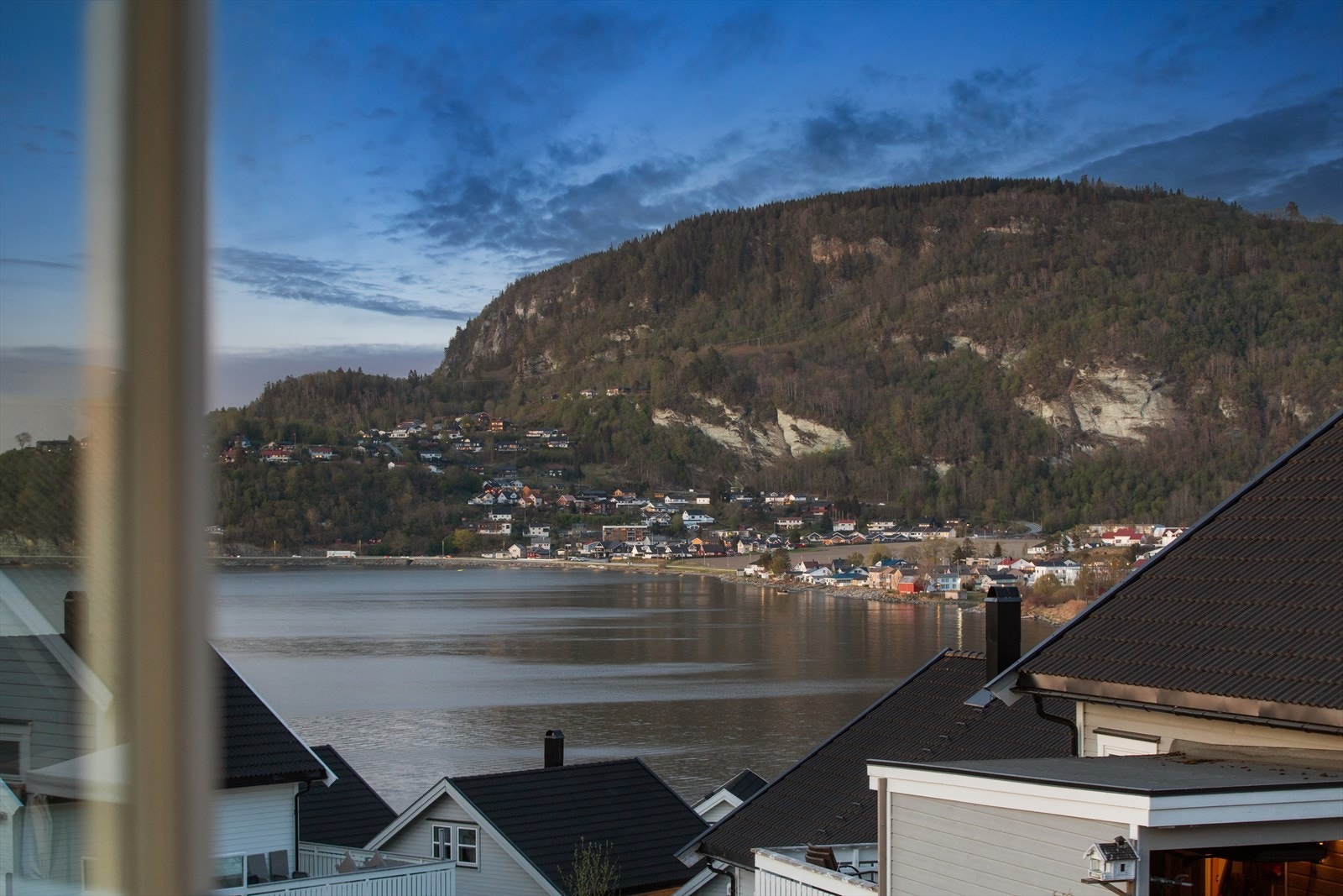 Beliggenheten er rolig, men sentral. Det et er fint turterreng like ved. Galleribilde