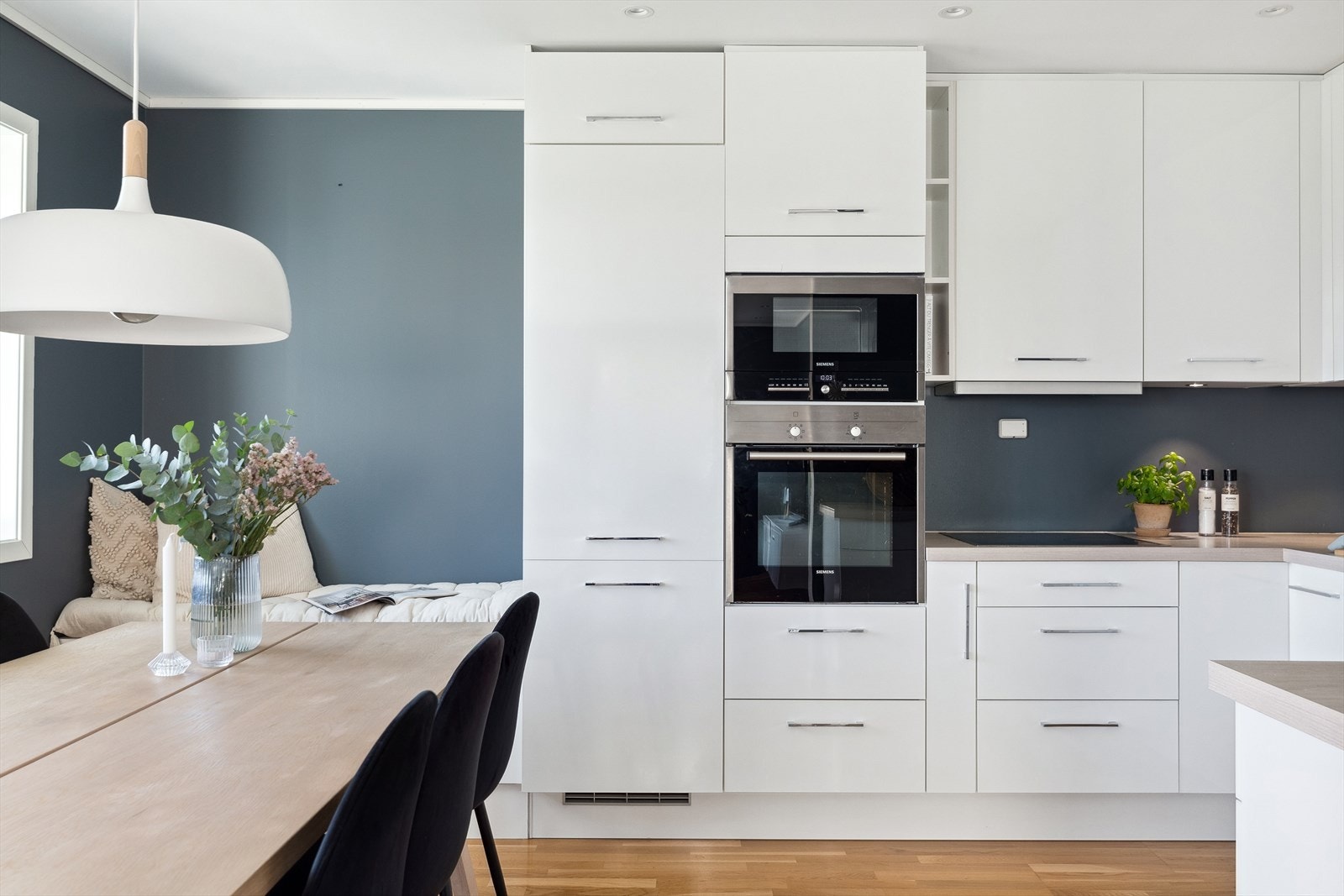 Kjøkkenet er rikelig utstyrt med integrerte hvitevarer. Galleribilde