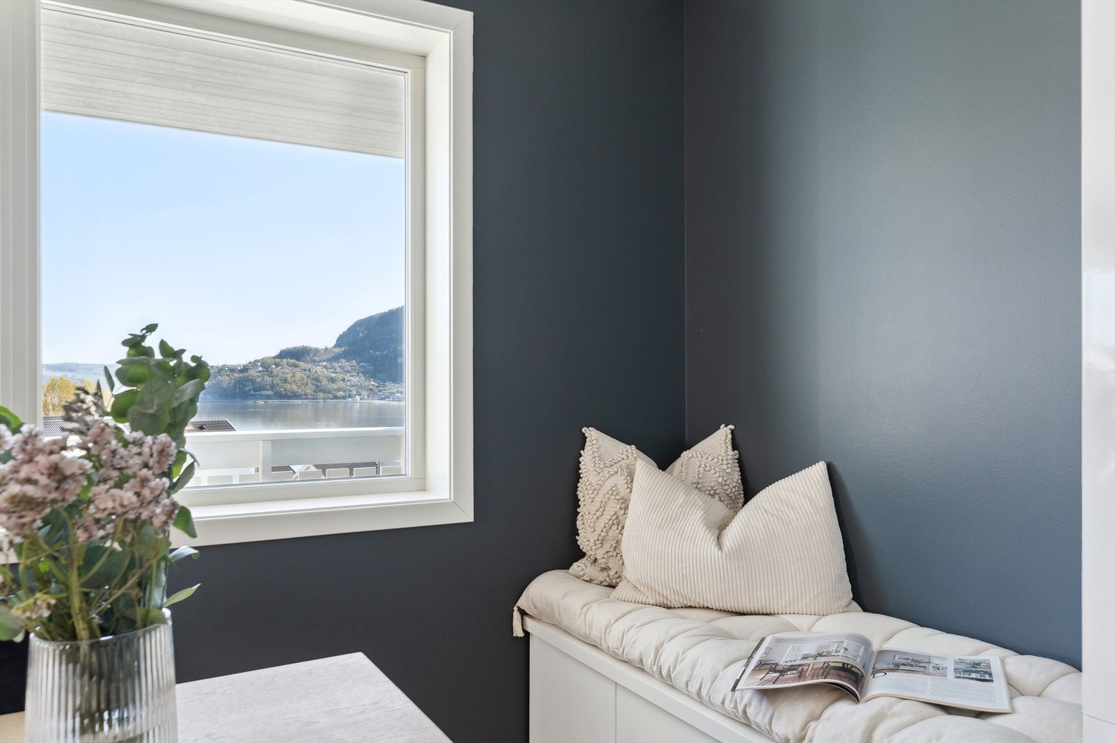 Dette er en moderne bolig med innholdsrik planløsning, balansert ventilasjon og varmepumpe. Galleribilde