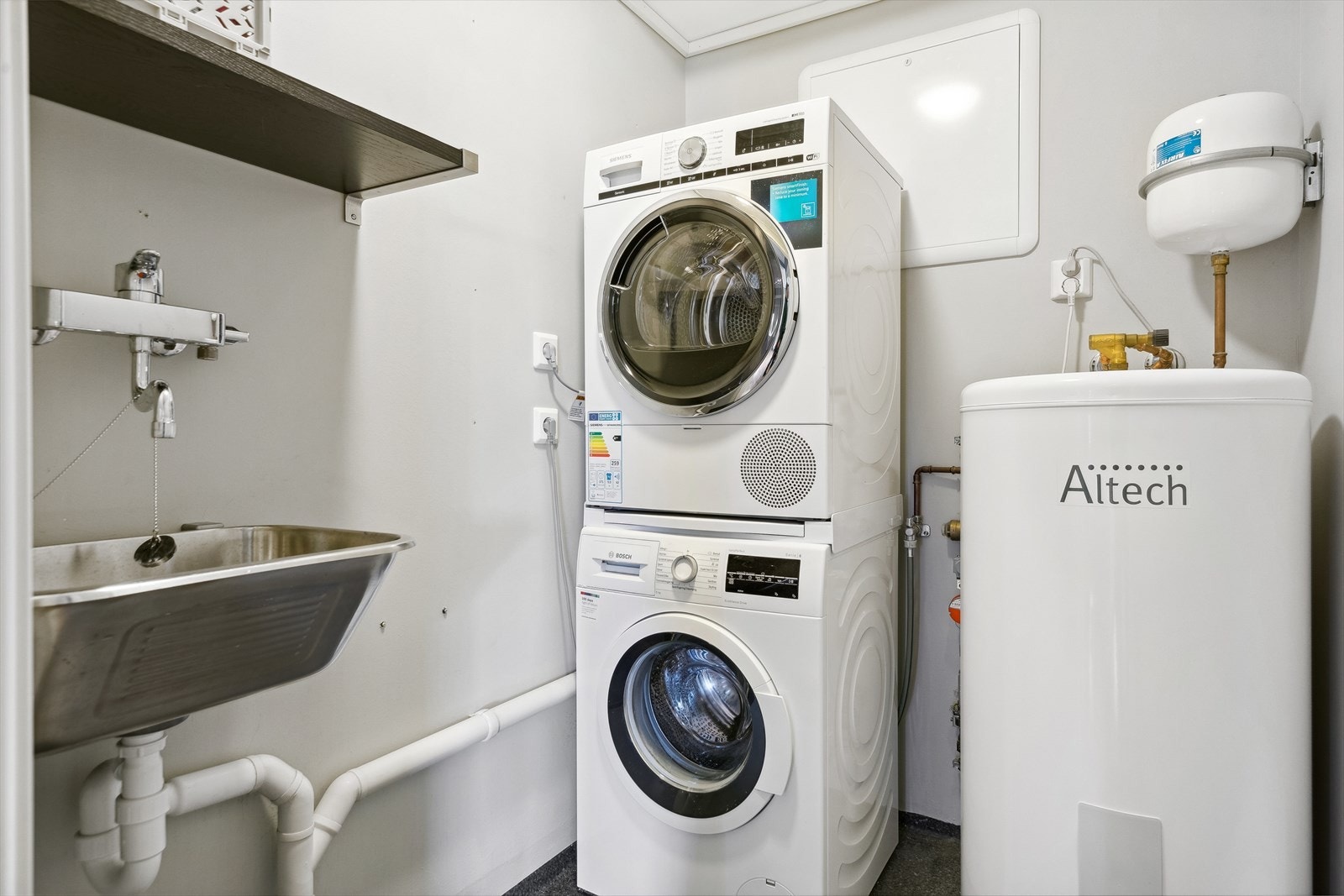 I første etasje ligger et praktisk vaskerom på 3 kvm med skyllekum, bereder og opplegg for vaskemaskin. Galleribilde