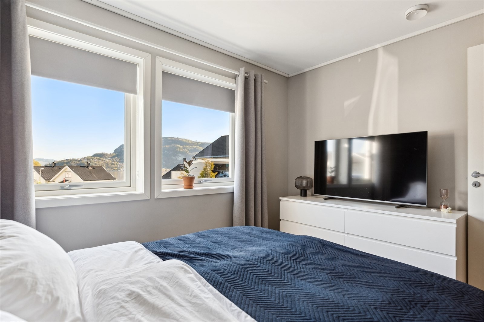 Med tilsammen fire soverom er det rikelig med plass til en stor familie. Galleribilde