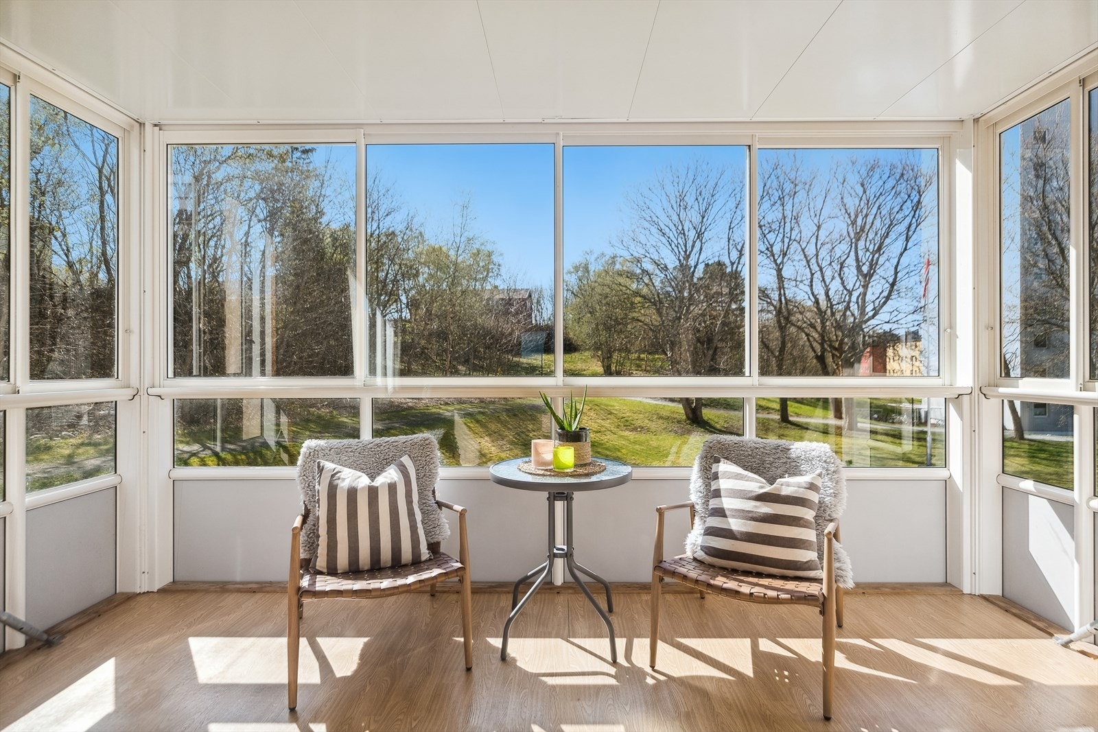 Innglassingen gjør at balkongen kan benyttes store deler av året. Galleribilde