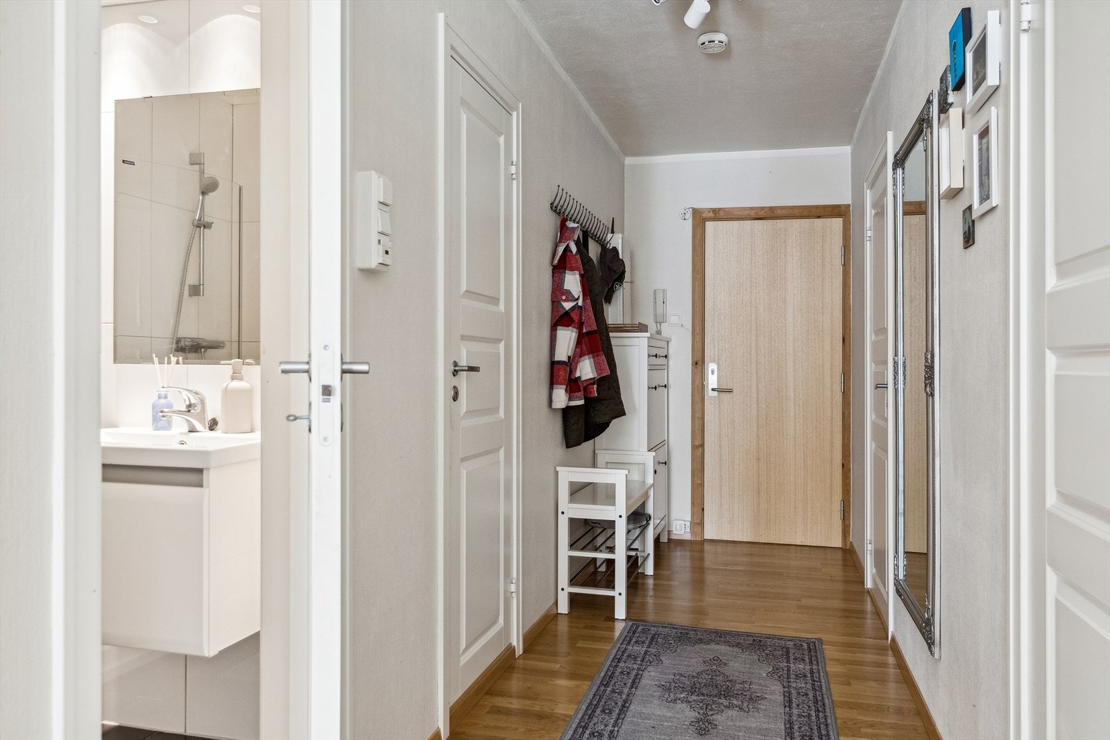 Fra entreen er det dører inn til soverommene, badet og toalettrommet. Galleribilde