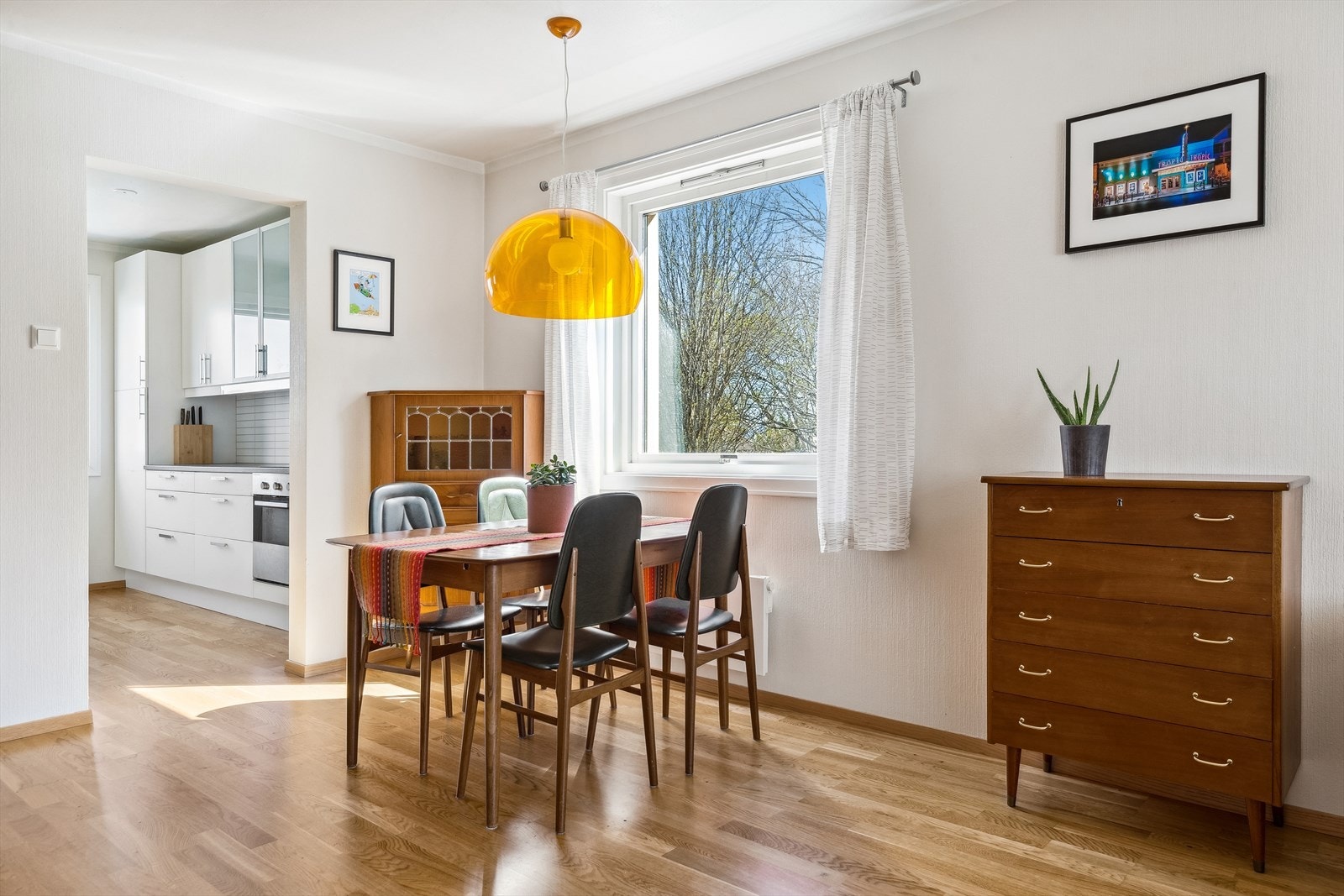 Et spisebord i stuen får naturlig plass i grensen mot kjøkkenet. Galleribilde