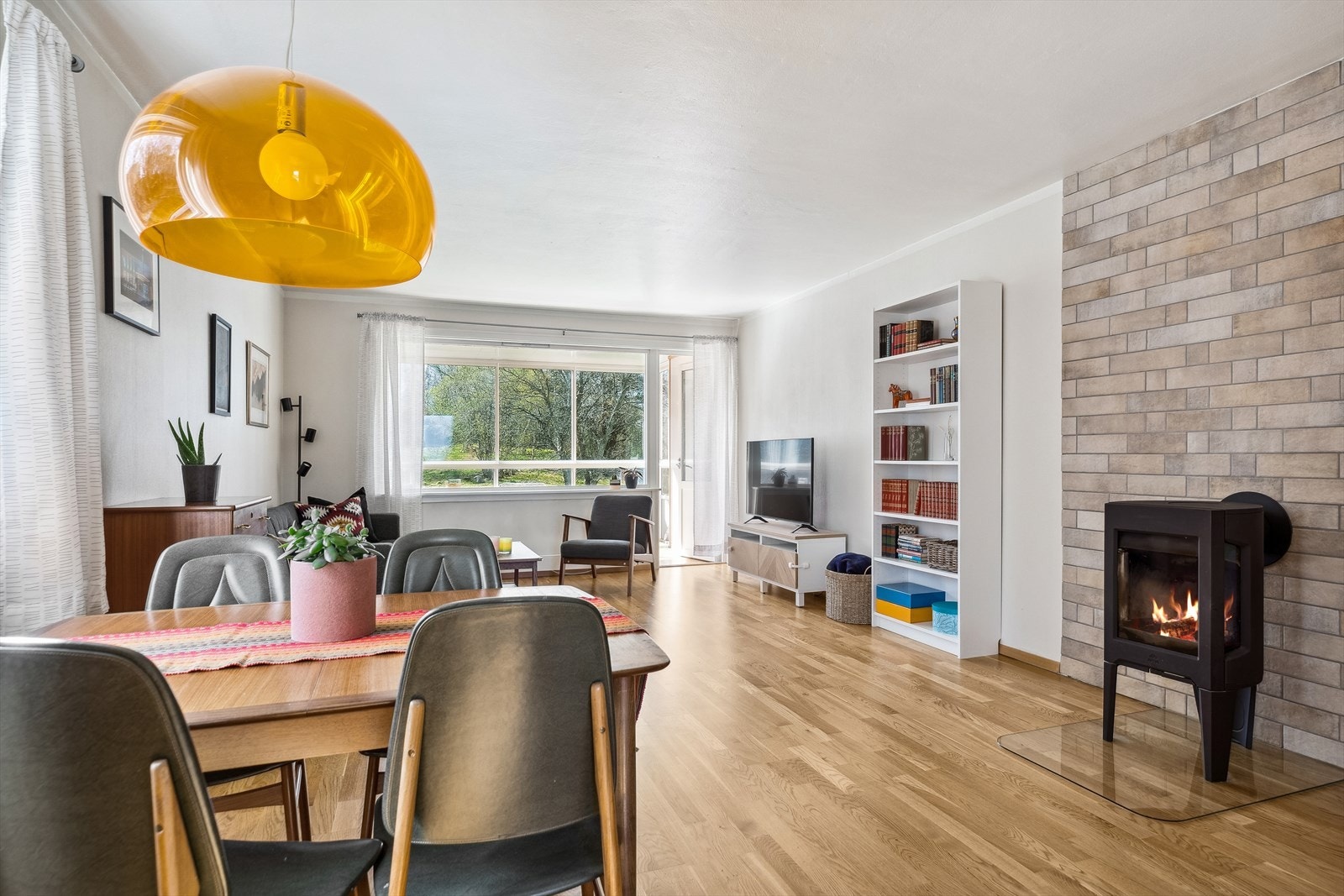 Aktiv Eiendomsmegling v/ Christian Drøyvold har gleden av å presentere Harry Borthens vei 11 - en lys og luftig 3-roms hjørneleilighet. Galleribilde