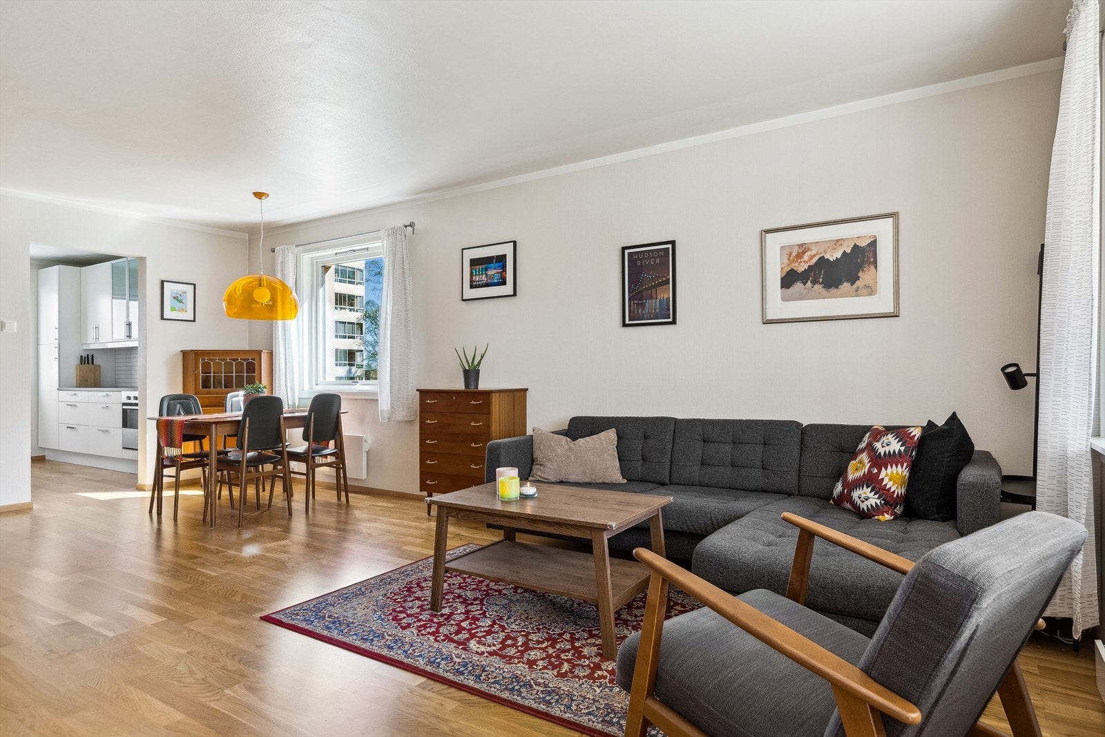 Kjøkkenet ligger i tilknytning til stuen. Galleribilde