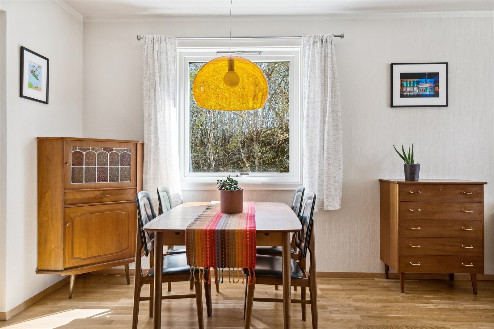 Fra det ene vinduet er det fint utsyn mot frodig fellesareal. Galleribilde