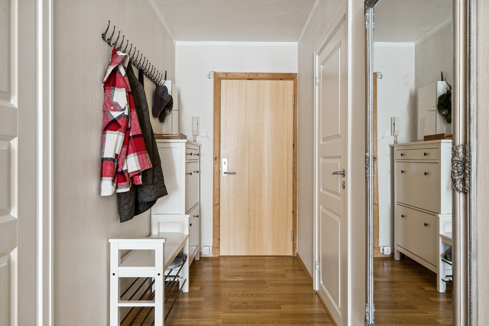 Entreen har plass til kommode og skohylle, eller et klesskap. Ved ytterdøren er det montert dørcalling. Galleribilde
