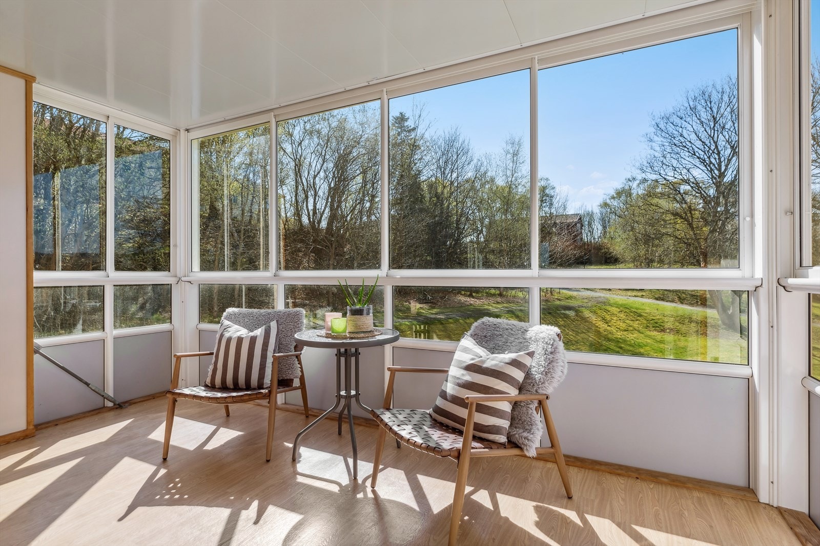 Fra stuen er det utgang til en lun, men luftig, innglasset balkong på ca. 9,5 kvm. Galleribilde