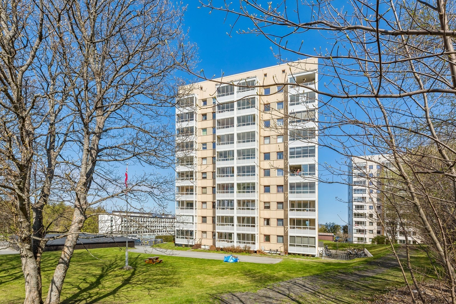 Leiligheten ligger i andre etasje av en høyblokk med heis. Galleribilde