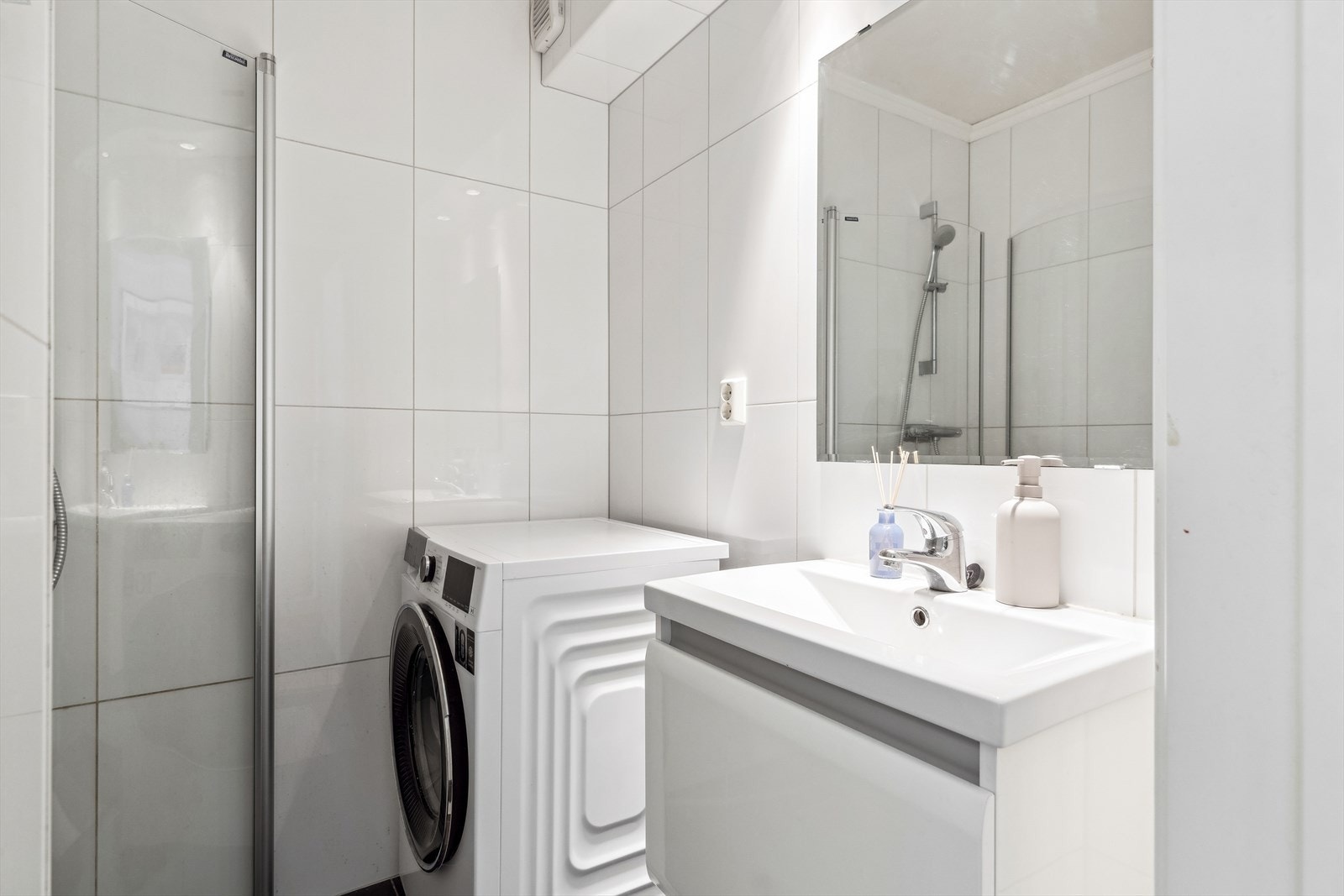 På badet er det gulvvarme, en moderne servantinnredning, dusjhjørne og opplegg for vaskemaskin. Galleribilde