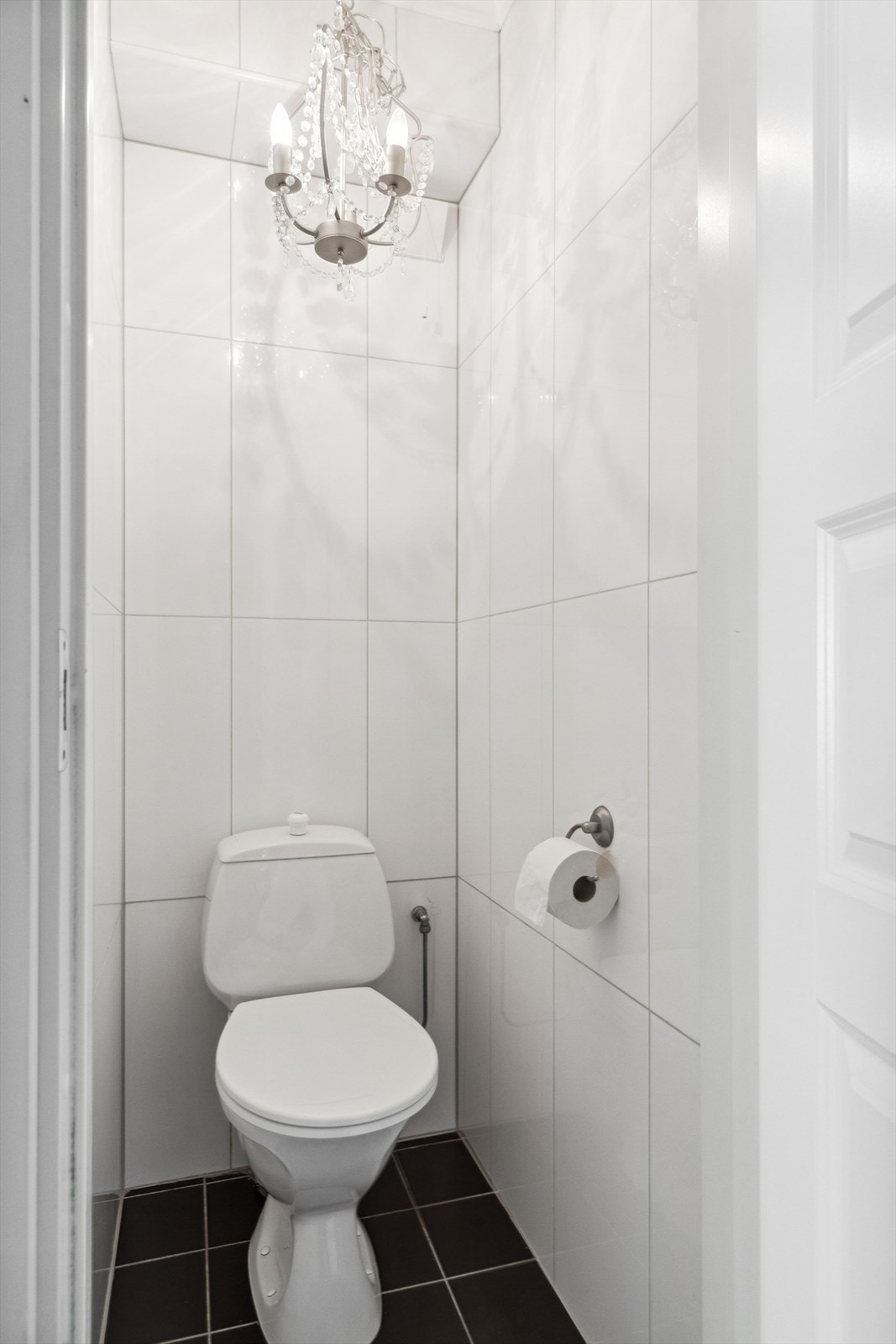 Både toalettrommet og badet ble pusset opp i 2011, begge med fliser i klassisk stil. Galleribilde