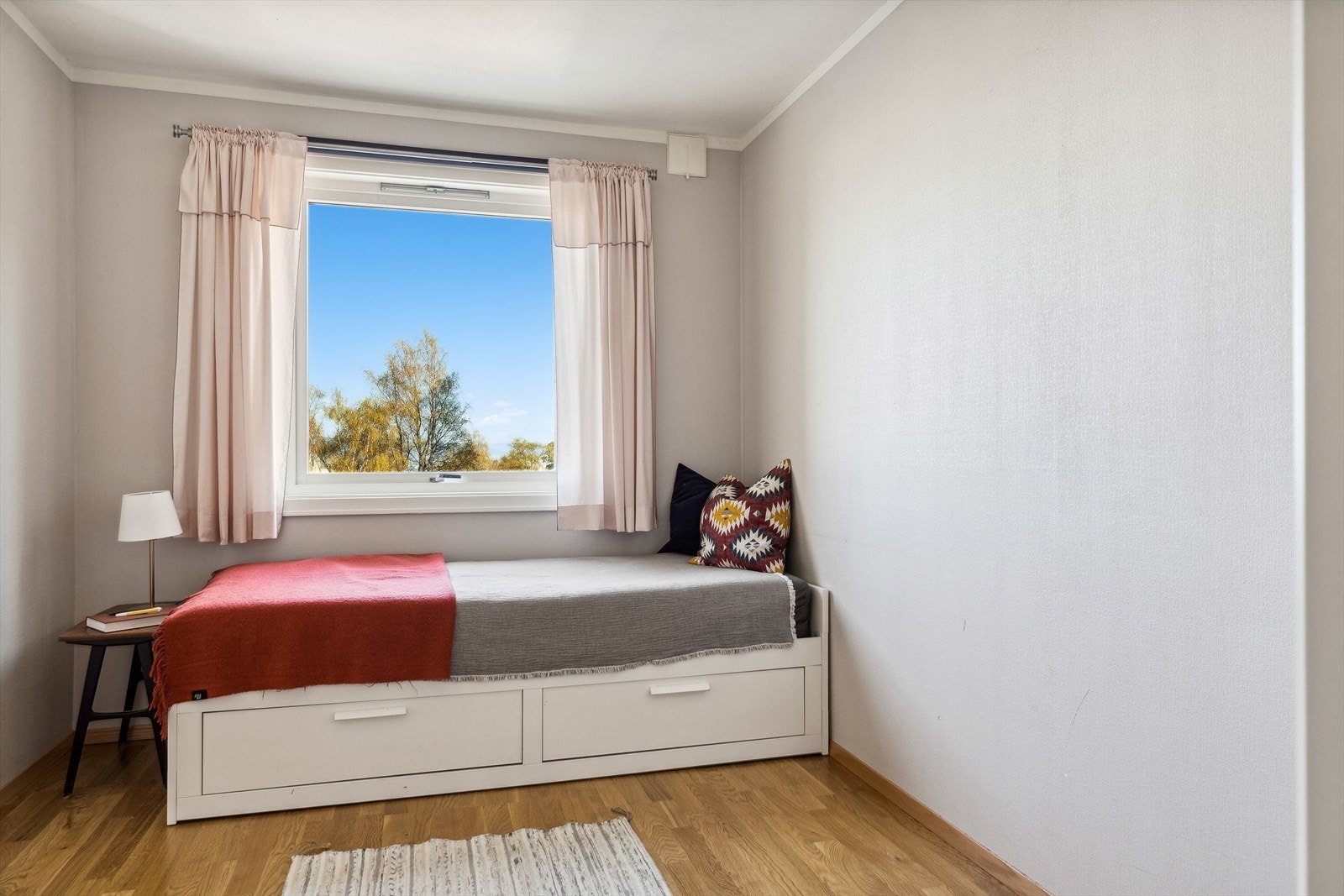 Begge soverommene har fine lysforhold og god plass til senger med tilhørende møblement. Galleribilde