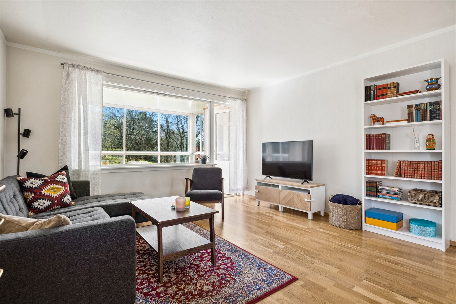 Flere av rommene har malte vegger i en kremhvit farge og på gulvene er det hovedsakelig parkett. Galleribilde