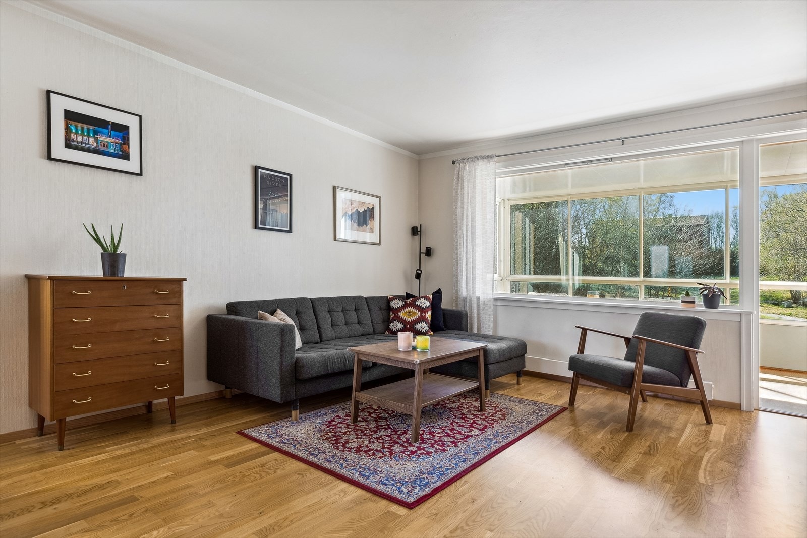 Ved det store stuevinduet er det god plass til en sofagruppe og tv-løsning. Galleribilde