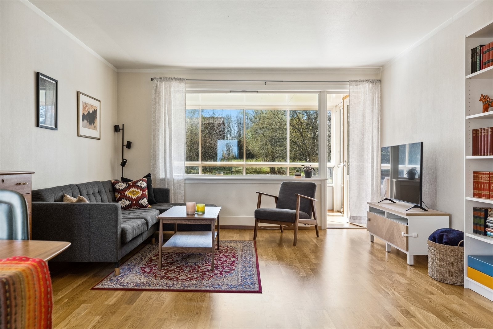 Grunnet den gode beliggenheten på hjørnet har leiligheten en stue med herlig dagslys inn fra to sider. Galleribilde