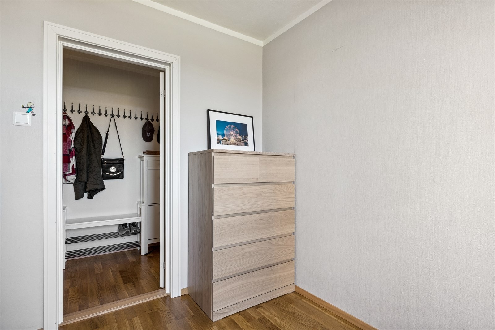 Det er plass til garderobeskap på soverommene, og for lagring disponeres det to boder på tilsammen 7
kvm. Galleribilde