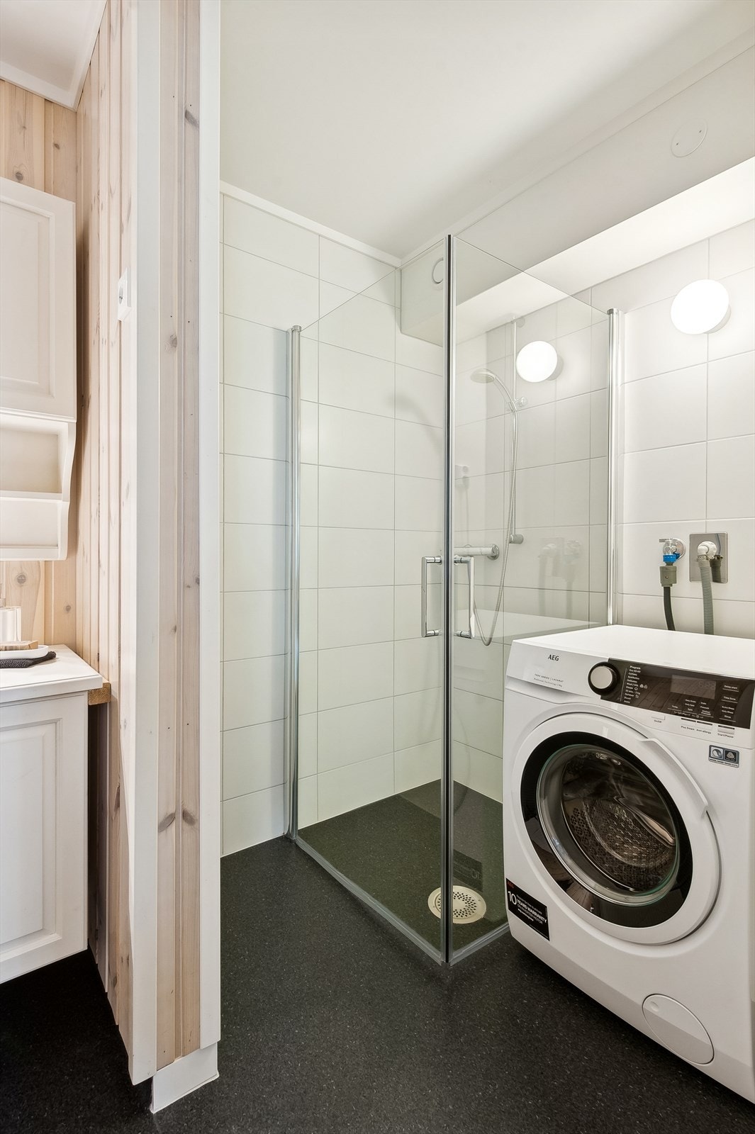 Videre er det opplegg for vaskemaskin på badet. Galleribilde