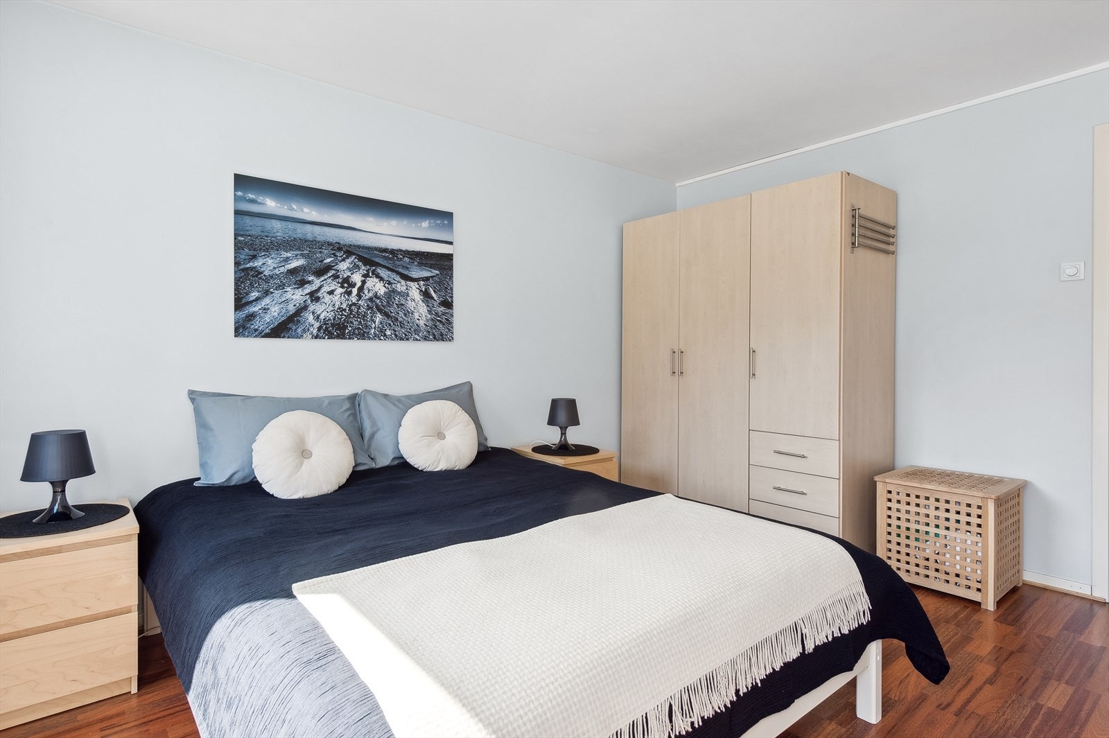 De to soverommene er romslige og innbydende, med plass til både seng og oppbevaringsmøbler. Galleribilde