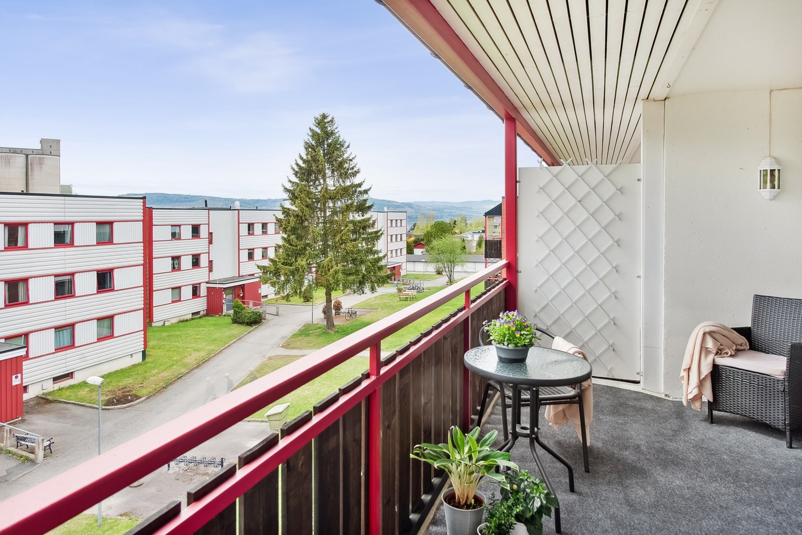 Fra stuen er det utgang til solrik og overbygget balkong på 14 m2 Galleribilde