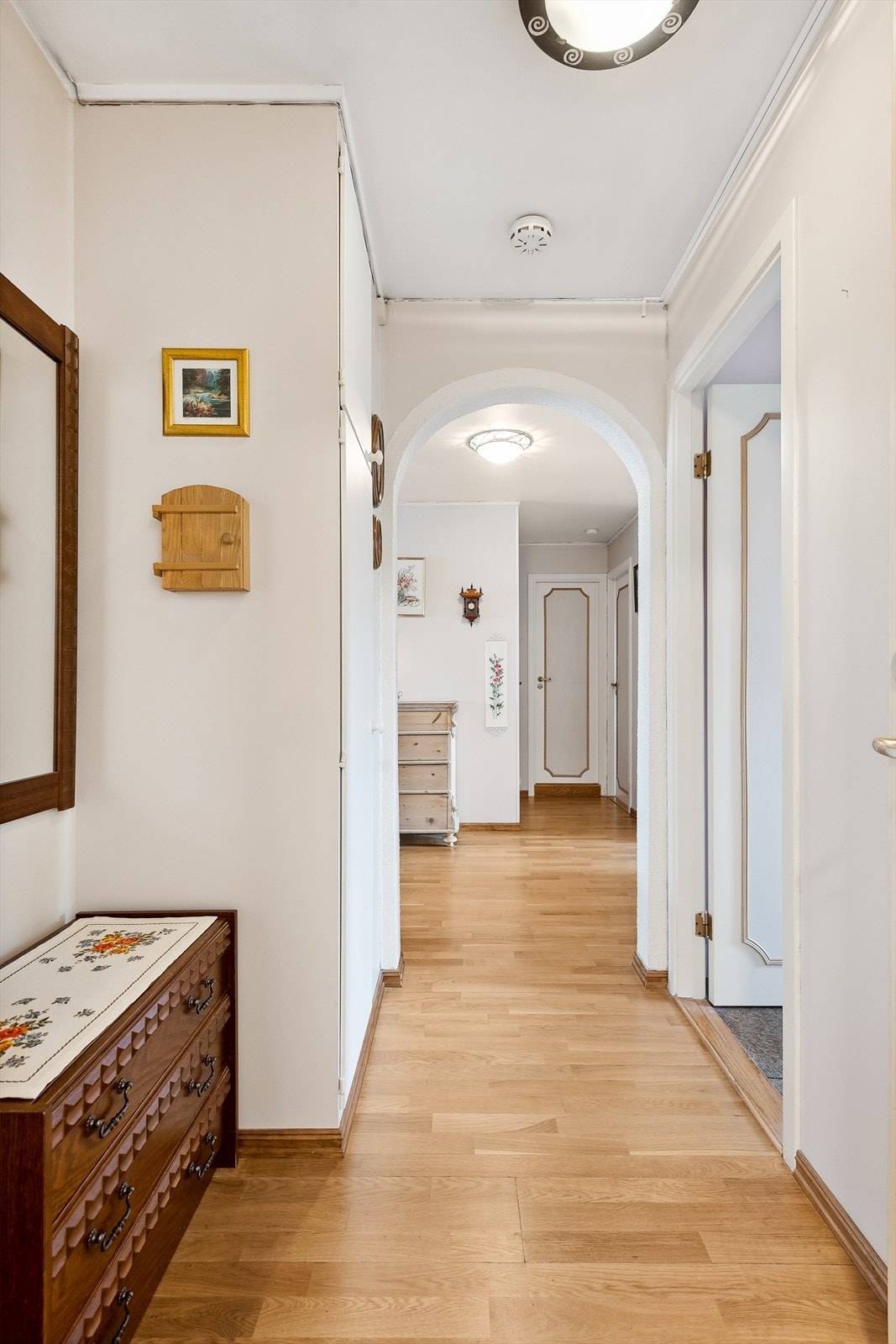 Fra et felles inngangsparti er det adkomst til leiligheten via heis eller trapper. Entre med porttelefon og plassbygd garderobe. Galleribilde