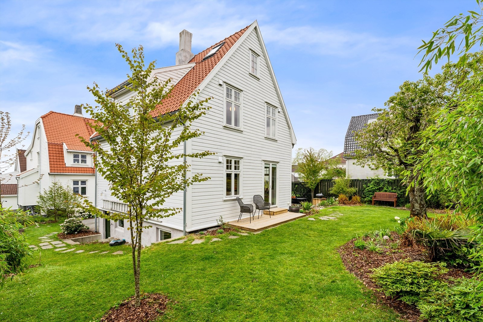 Hagen er opparbeidet med tanke på at den skal være dekorativ hele året. Blomstringen starter med trollhassel og snøklokker allerede i vintermånedene, og fortsetter med tidlige stauder utover våren, før det gamle morelltreet slår ut i full blomst. Galleribilde