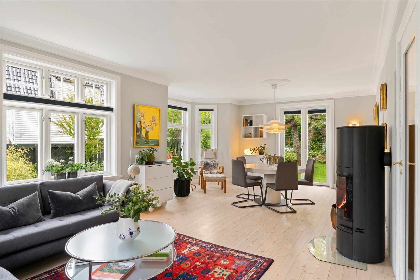 Fra stua er det utgang til hagen Galleribilde