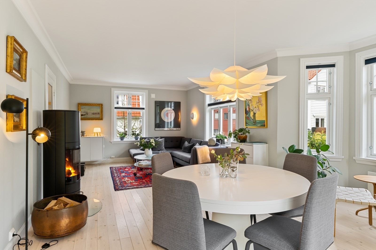 Flotte tregulv og en koselig peisovn Galleribilde