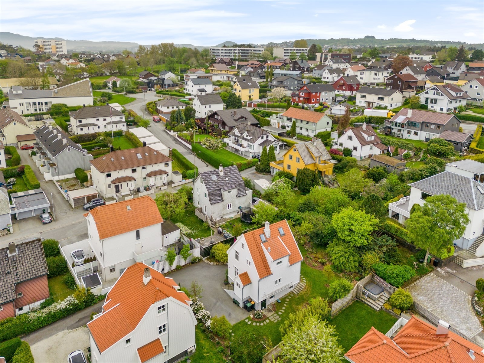 Boligen ligger i et sjarmerende nabolag med velholdte eneboliger, grønne hager og rolig atmosfære Galleribilde