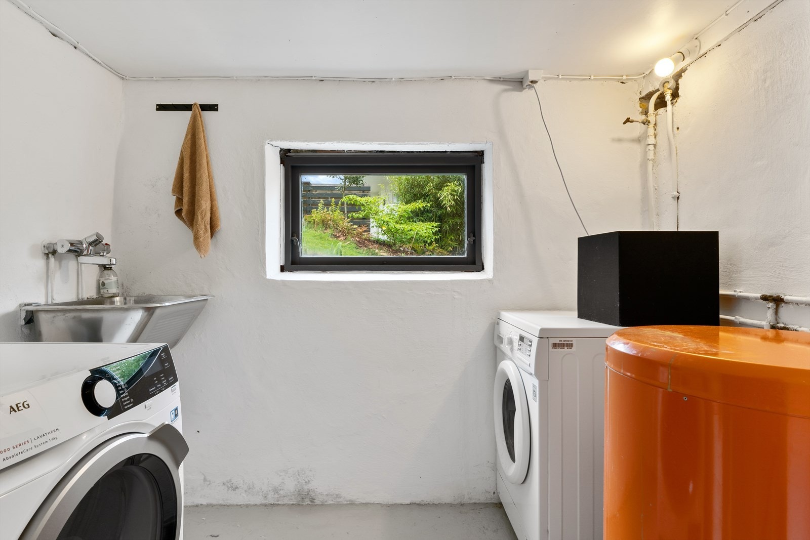 Praktisk vaskerom i kjelleren Galleribilde