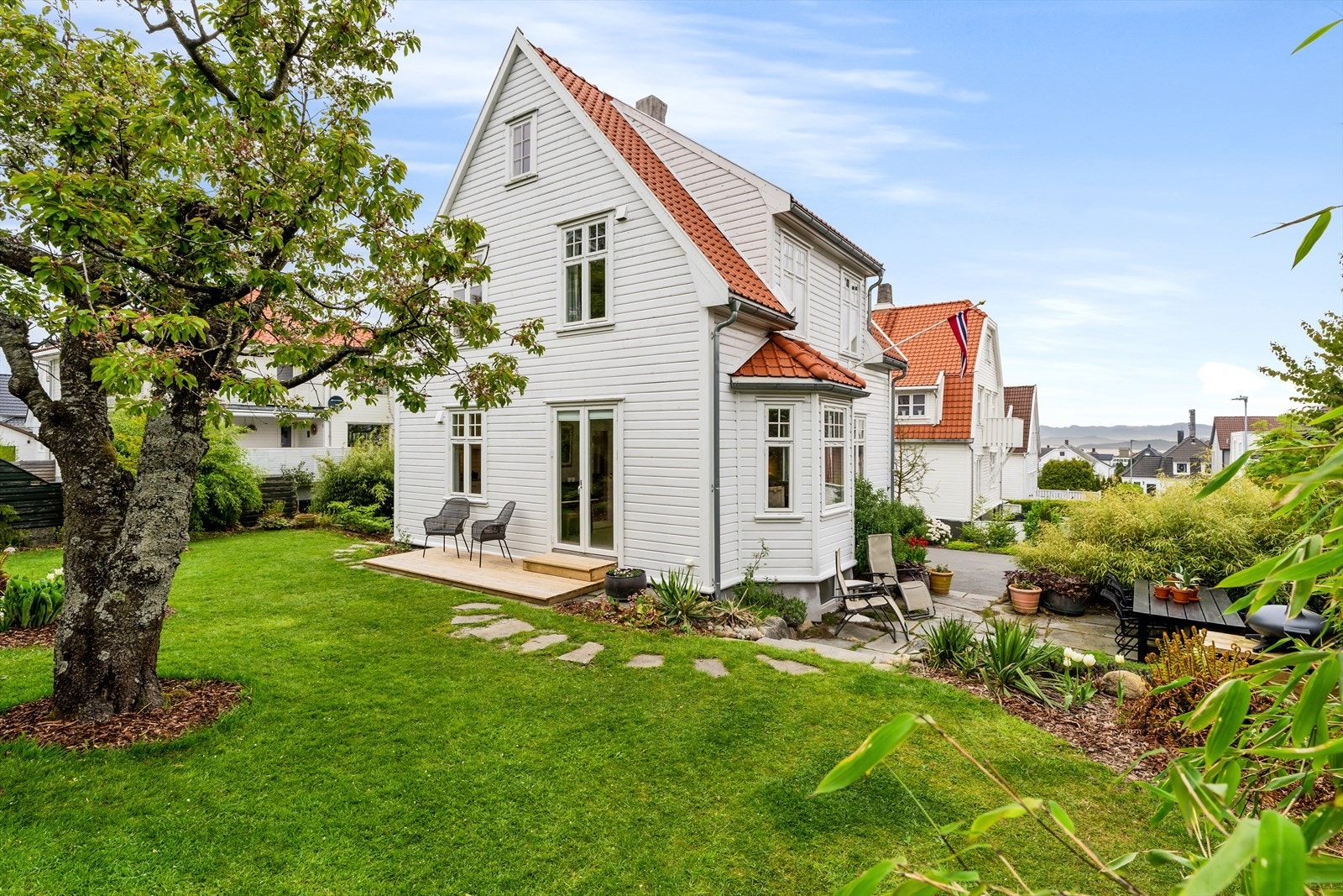 Huset er sjarmerende - og har en velholdt enebolig med solrik hage, terrasse og utsikt Galleribilde