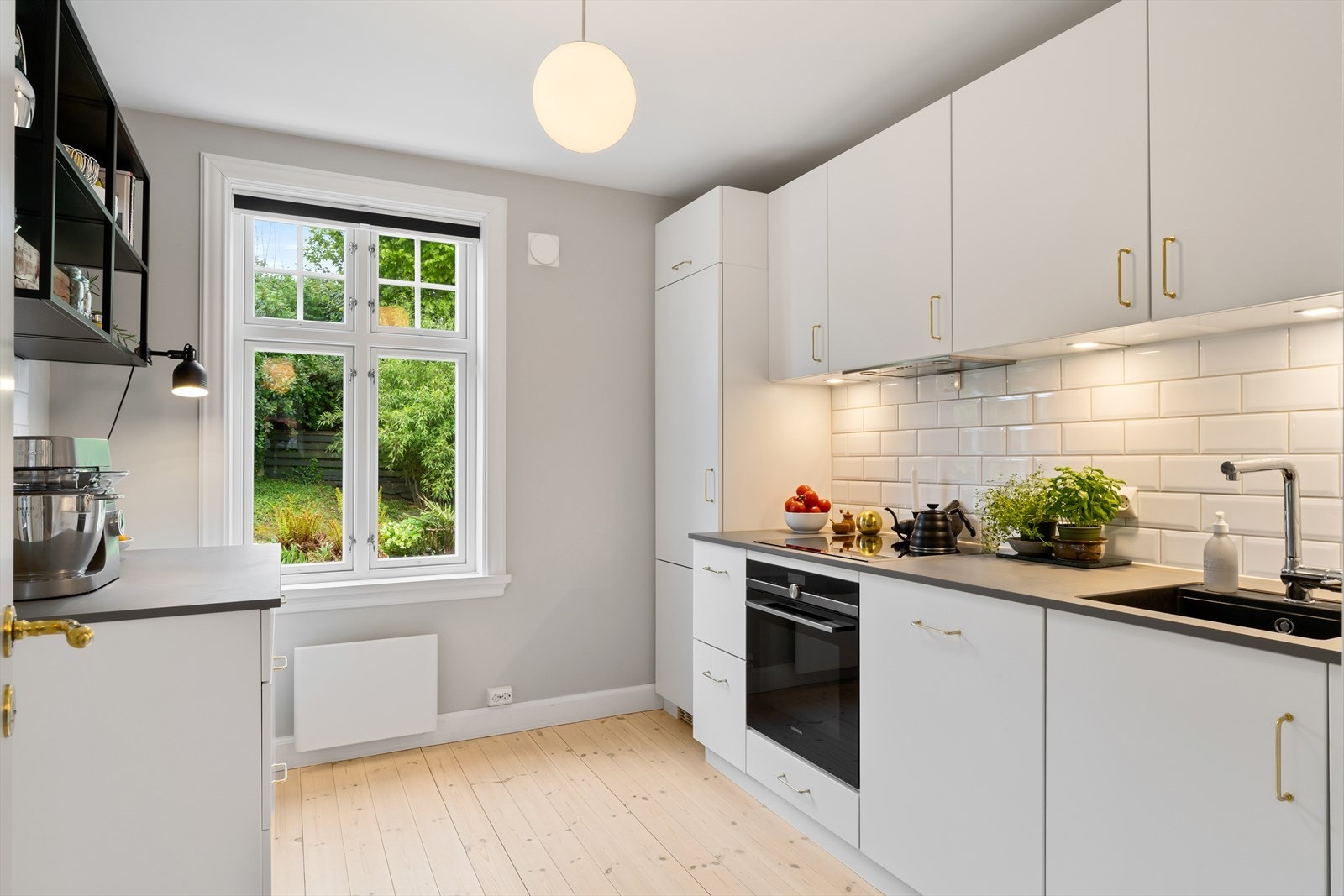 Kjøkkenet er lyst og moderne Galleribilde