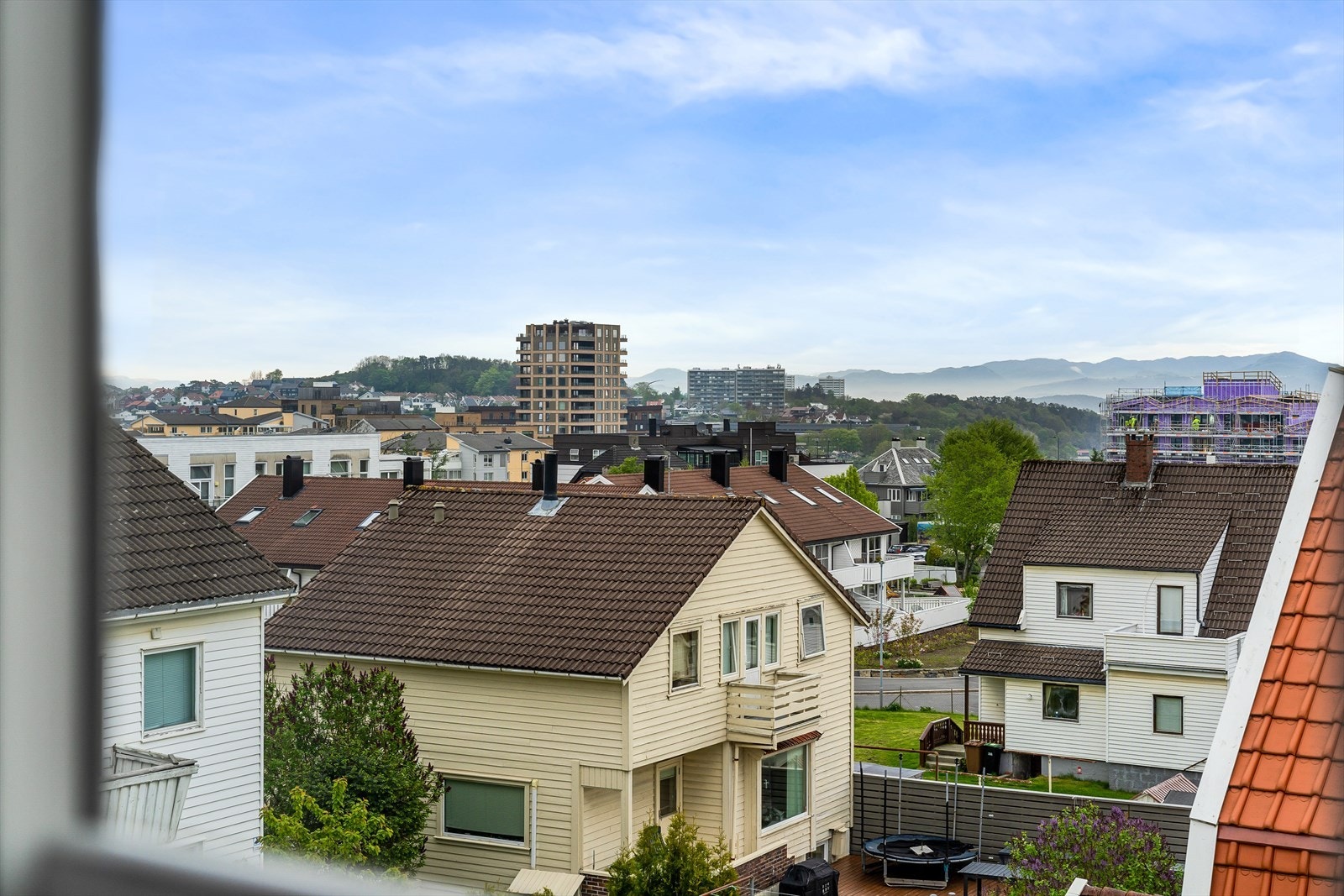 Utsikt fra 2. etasje mot Storhaug og fjell i bakgrunn Galleribilde