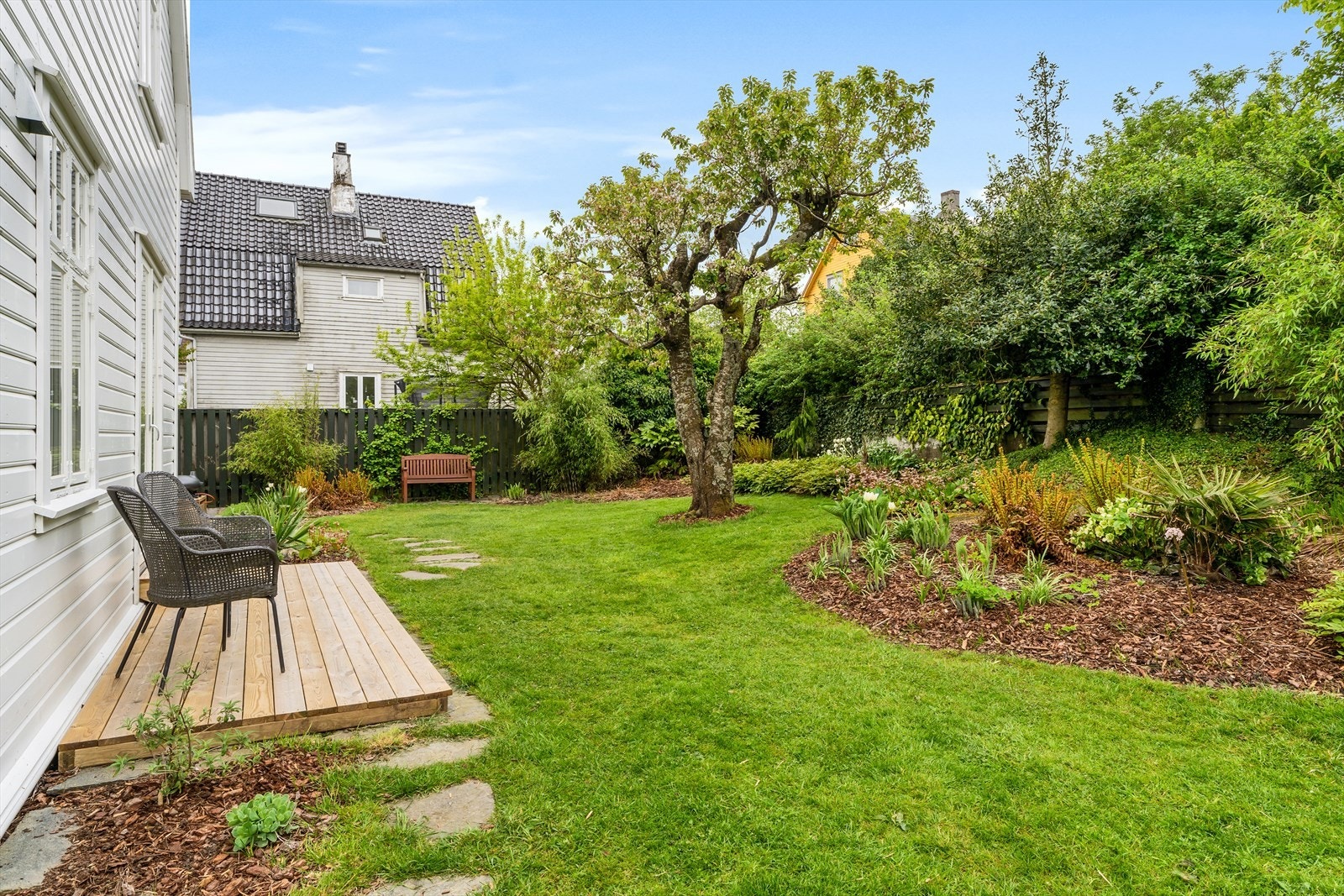 Om sommeren er staudebedet så tett at det nesten ikke trengs luking. Det er valgt prydtrær som gir flotte høstfarger, og det er plantet mye bambus, bregner og rododendron som gir hagen et grønt preg gjennom hele vinteren Galleribilde