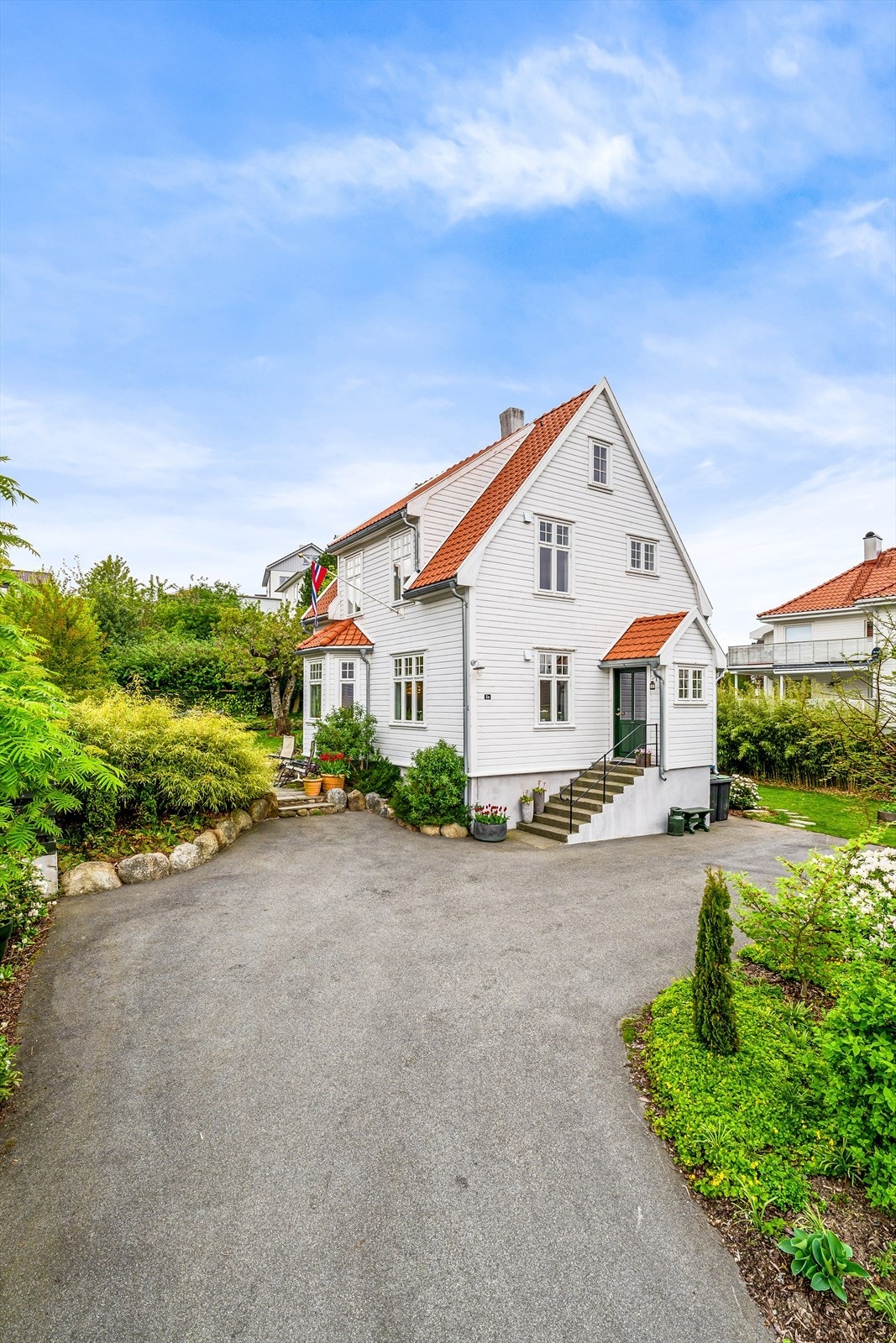 Boligen har en romslig oppkjørsel i et fredelig nabolag Galleribilde