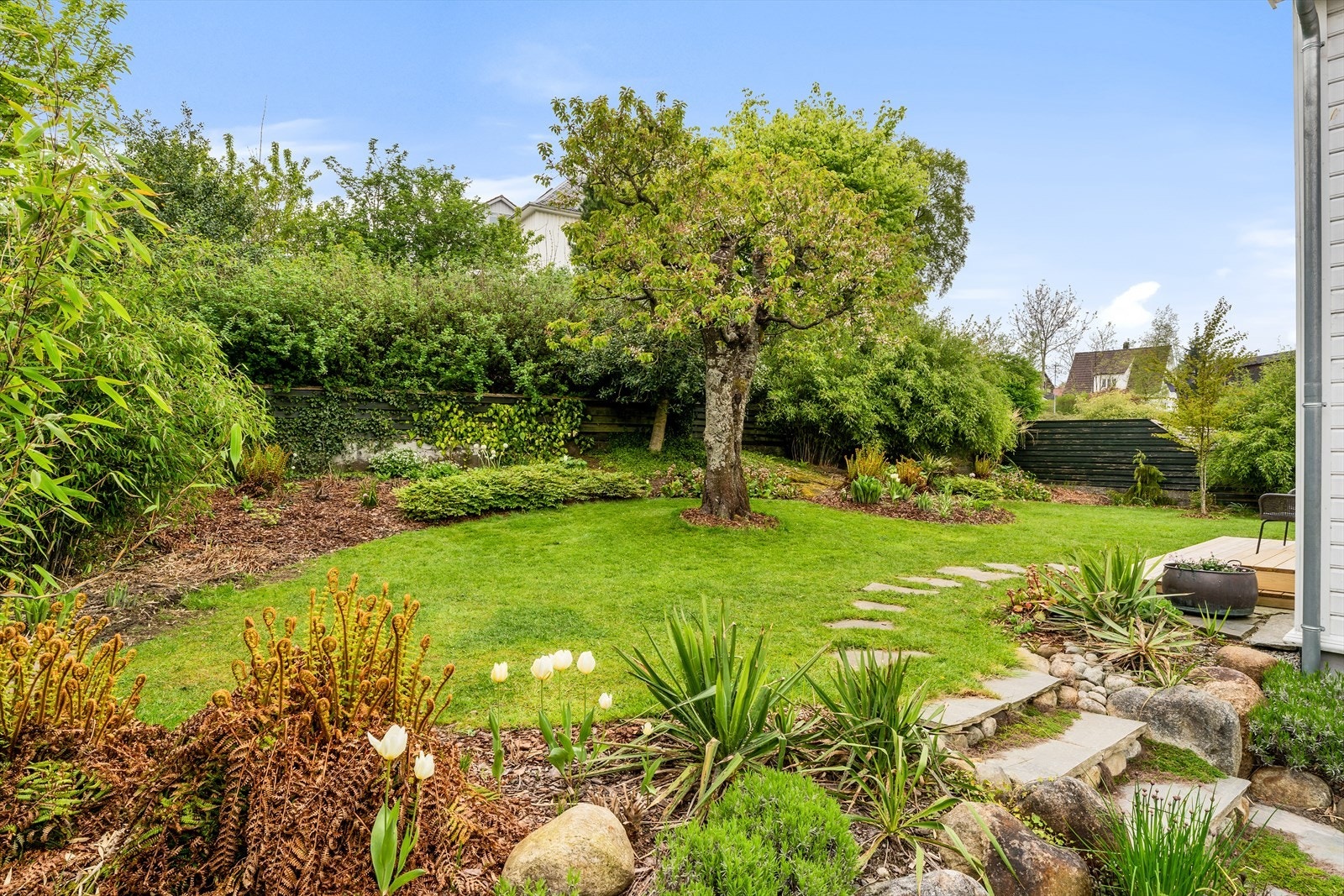 I hagen er det funnet plass til både busker, trær, stort staudebed og kjøkkenhage, foruten romslig gressplen og uteplass. Galleribilde