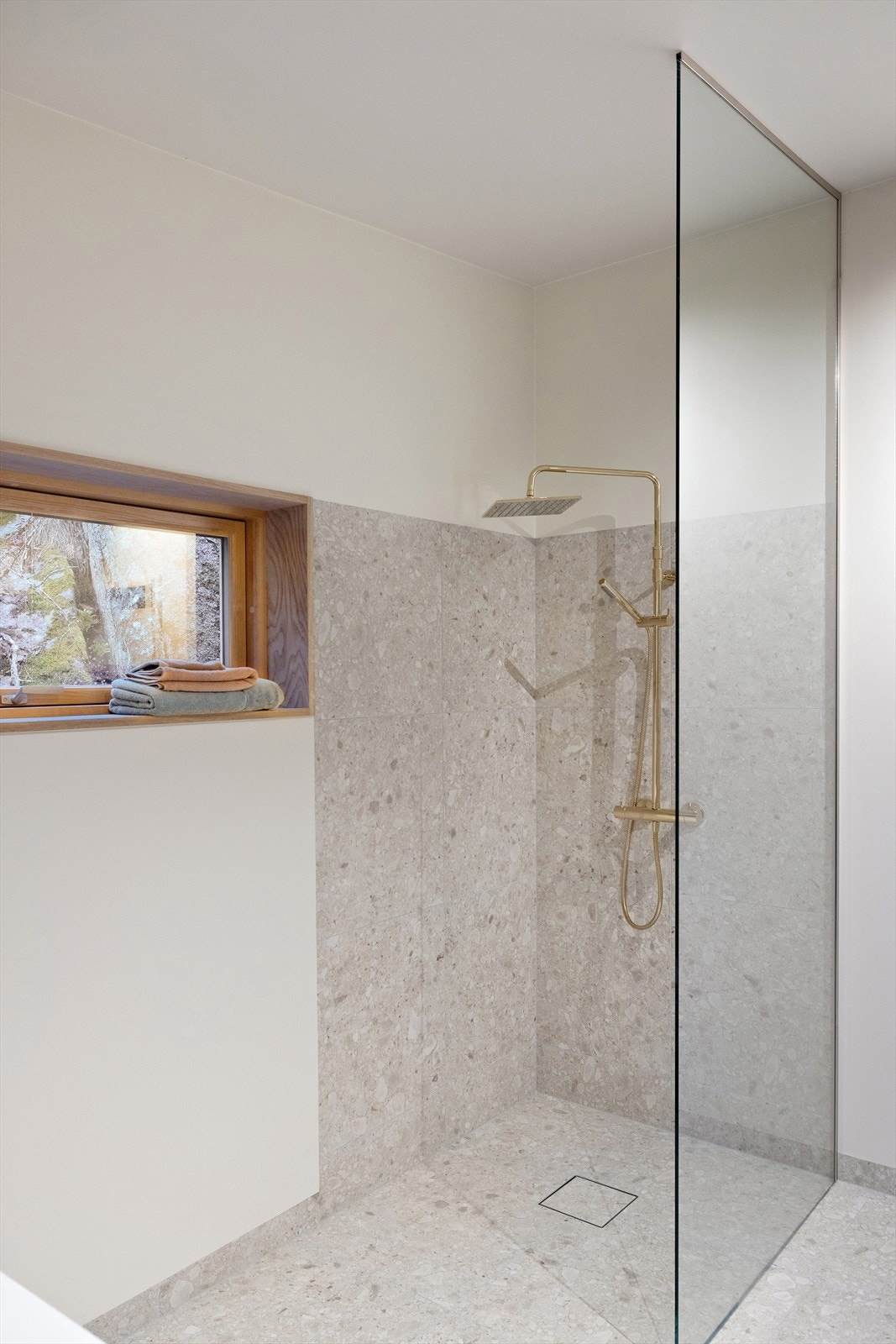 Bad i anneks har også svært rommelig dusj Galleribilde